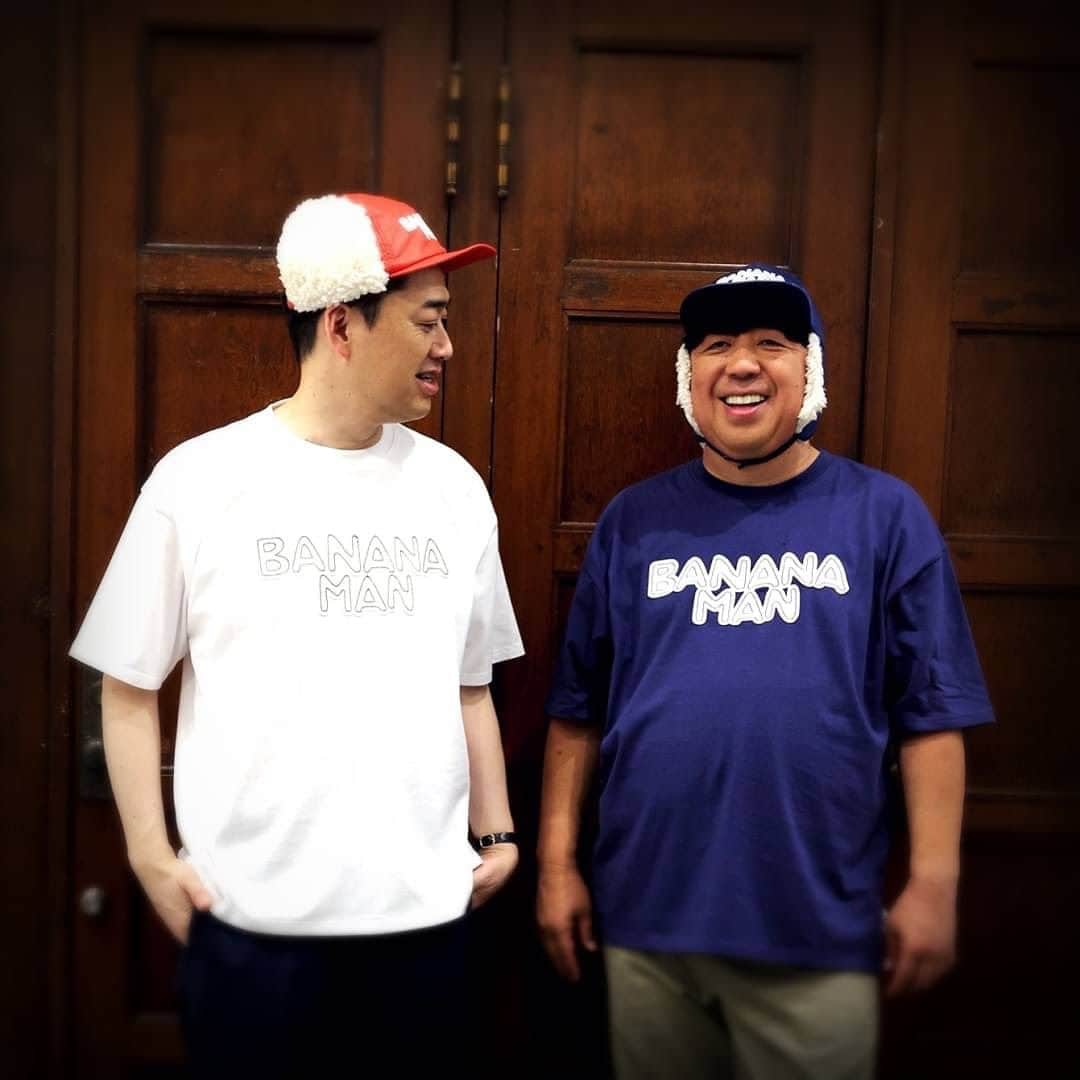 バナナマンのインスタグラム：「. 【着用アイテム】  設楽 ・ボアCAP　color：RED（アジャスター調整可） ・Tシャツ　BANANAMAN TEE　color : WHT　size：M ・Dickies × bananaman Cotton Work Pants　color : NVY  size：34  日村 ・ボアCAP　color：NVY（アジャスター調整可） ・Tシャツ　 BANANAMAN TEE　color : NVY　size：L ・Dickies × bananaman Cotton Work Pants　color : BEG  size：38  #bananaman #bananamangoods  #bananamanlive #バナナマン #バナナマンライブ #bananamanliveO #バナナマングッズ」