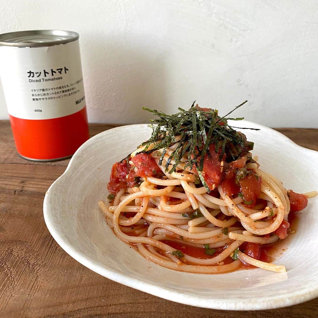無印良品さんのインスタグラム写真 - (無印良品Instagram)「トマトの旨みだけをぎゅっと詰めた、無印良品のトマト缶 - 酸味をつけるためのクエン酸などは入れず、トマトだけを使った『カットトマト』と『ホールトマト』です。 産地として有名な、イタリア南部のカンパーニャ地方で収穫されたトマトを使いました。  『カットトマト』は、ラタトゥイユやミネストローネなど、さっと加熱して果実感を出したい料理におすすめ。 ミートソースなどの煮込み料理には、『ホールトマト』がぴったりです。 - #無印良品 #MUJI #缶詰 #トマト #トマト缶」7月16日 12時00分 - muji_global