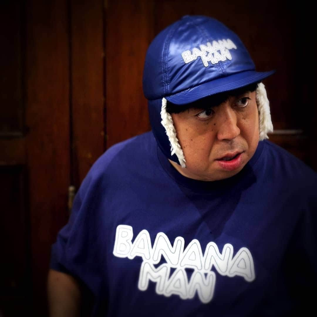 バナナマンのインスタグラム：「. 【着用アイテム】  日村 ・ボアCAP　color：NVY（アジャスター調整可） ・Tシャツ　 BANANAMAN TEE　color : NVY　size：L  #bananaman  #bananamangoods  #bananamanlive #バナナマン #バナナマンライブ #bananamanliveO #バナナマングッズ」