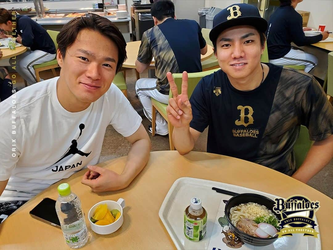 オリックス・バファローズさんのインスタグラム写真 - (オリックス・バファローズInstagram)「#宜保翔 #山本由伸 #試合前のエネルギー補給 #もぐもぐタイム #うどん #フルーツ #このあといただきます🍴 #paypayドーム  #Bs2023 #buffaloes #baseball #ORIX #プロ野球」7月16日 12時10分 - orix_buffaloes