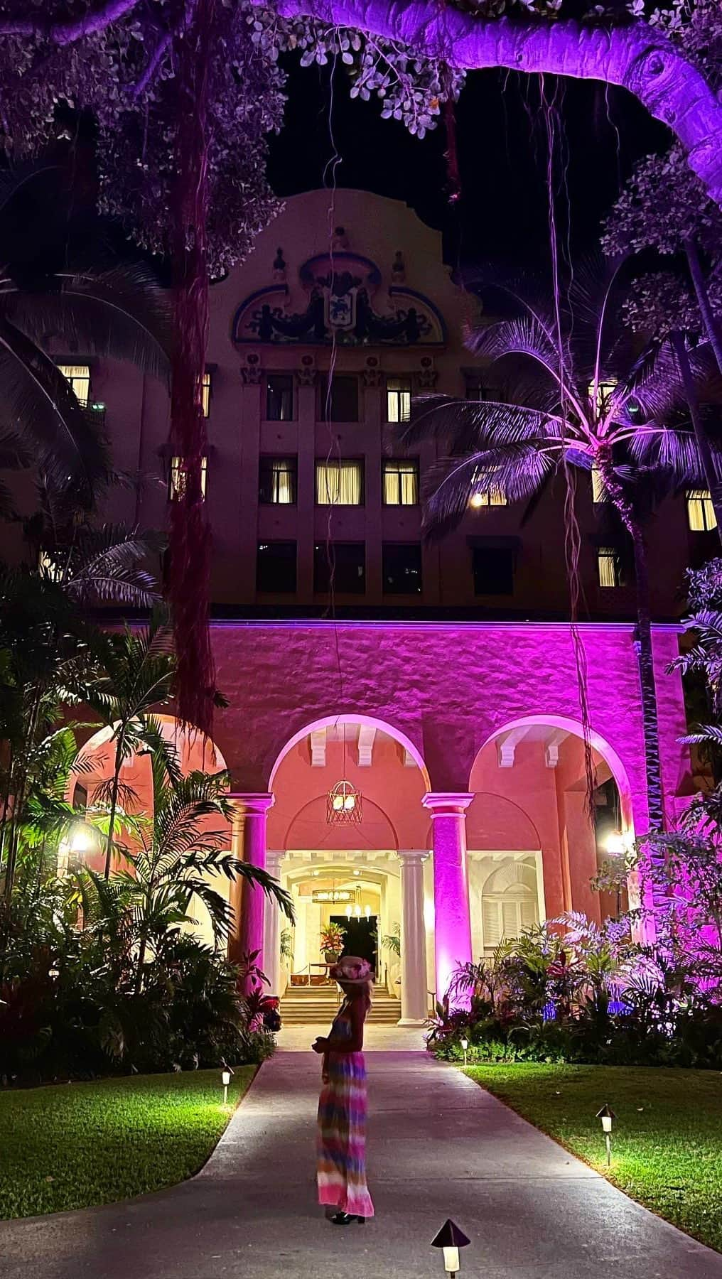 shihoのインスタグラム：「📍The Royal Hawaiian Resort Waikiki  ・ #hawaii#islandofoahu#oahu#ハワイ#trip #オアフ島#travel#loco_hawaii#travel_jp #funtorip#タビジョ#旅MUSE#genic_travel #genic_mag#たびねす#旅行#genic_hawaii #theroyalhawaiian#ワイキキ#hotel#waikiki #honolulu#pink#royalhawaiian#oahuhawaii」