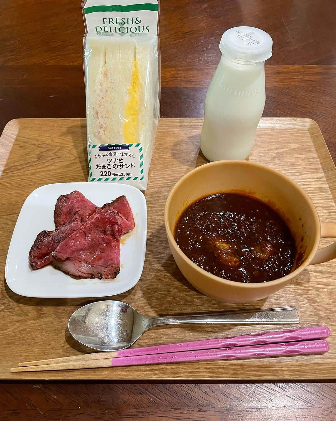 飯島直子さんのインスタグラム写真 - (飯島直子Instagram)「こんにちは^ - ^♪  こちらは朝から暑いです  今年初、セミをみました まだ鳴いてはいません  喉の調子整えてるんですね^_^  東北、大雨災害が深刻なことに  不安で眠れない夜をすごしたひとも多かったですね… どうかこれ以上被害が広がりませんように、そして安全な場所で大切な命を守ってください  14.15日のへんじすこしです＾＾  マナ！マナ！誕生日おめでとう♪おめでとう♪良い年になりますように(*´∀｀*) 一緒にがんばろうね♪  kuusuke59才誕生日おめでとう♪新しい門出！この一年色々な事にチャレンジしてね^ - ^  yukimaha &母誕生日おめでとう♪同じ誕生日ステキだね♡ 一緒にお祝い幸せ(´∀｀=)  minako59才誕生日おめでとう！93才の母とごはん最高だね！あなたもお母さんも元気で 良い年にしてね( ´ ▽ ` )  小百合48才誕生日おめでとう♪年女！良い年にしてね(´∀｀*)♡  meixituwu誕生日おめでとう！ 昨日はいろいろあった… 今日は良い日になりますように (´∀｀*)  息子のフットサル試合頑張っててカッコイイね^ ^ うん、精一杯応援してきてね！  シソ梅干し２３キロ！ お疲れ様！美味しいのできるといいね♪  kimiちゃん♪  帯状疱疹良くなってきてよかった！ご褒美の美容院インスタラーメンは最高だね♪  ゴルフ練習、昔のように上手くなるよ^ ^がんばれ！！  人類は麺類  monaco職場にいい人… うっかりミスで彼に迷惑を 連休明け、素直に先日はごめんなさいと言えばいいよ^ - ^ そんなに相手は気にしてないとおもうよ^ ^ドンマイです  高校野球大会で門前高校が勝ちますように^ ^  jun腹痛大丈夫？！原因わかったのかな…大事にしてね(´･_･`)  社会人2年目の息子、毎日会社帰り飲んで夜中に帰宅… うん、ほっといたらいいです^ ^社会人なりたてのストレスや 色々とあるとおもう 二十代は人間関係を構築していくためにとても大事な年代だとおもいます 見守っていましょうね^ - ^ 疲れたら勝手に休みますよ^_^  超音波で蚊を寄せ付けないアイテム…ワンちゃん大丈夫かな？  明太子！いつも買ってる大量の スーパーセールがやってないので買えてません、残念  鬼ヤンマ！懐かしい^ - ^  首のヘルニアはキツいね… はやく良くなって食欲もどりますように（ ; ; ）  ネックレスお揃いだね♪  mariお参りに…良い日になってよかった♪  今日もやる事山盛り！ 頑張べぇ！！٩(๑❛ᴗ❛๑)۶  いかりやさんより似合ってた ありがとう^_^  茅ヶ崎ライブチケット当たった！良かったね！  外れたひともいたヽ(；▽；)  そのひと達の分も代わりに楽しんできてね^ - ^  今日は軽めに  サンドイッチ  ローストビーフ(義兄産)  汁(従姉妹産)  野暮用いろいろのため時間ありませんでした  おやつはしっかりと食べたいです  各地酷暑ですね  水分補給忘れずに 乗り切ろう╰(*´︶`*)╯♡」7月16日 12時05分 - naoko_iijima_705_official