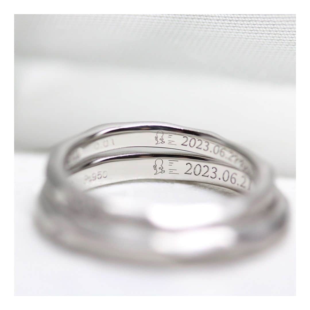 ith / イズ オーダメイド結婚指輪さんのインスタグラム写真 - (ith / イズ オーダメイド結婚指輪Instagram)「学生時代、陸上部で出会った お二人の部活の思い出を イラストにして指輪に刻みました。  これからご夫婦となられてからも、 お二人がお互いに伴走しながら 素敵な結婚生活を送れますように。  ▽ 指輪について 結婚指輪(男性)：デザート Pt950：146,000円〜  結婚指輪(女性)：デザート Pt950：131,000円〜  お問い合わせコード：23704  *********************************** ⧉ ith 公式WEB  @ith_marriage アカウントTOPへ 　 ☞ プロフィールURLをタップ  ⧉ 公式ハッシュタグ   ☞ #イズマリッジ   ⧉ 暮らしに寄り添うジュエリー  ith online store ☞  @ith_jewelry   ***********************************  #結婚指輪 #マリッジリング  #イラスト #陸上部 #ランニング #カスタマイズ #オーダーメイド #オーダーメイドリング #手仕事 #結婚指輪オーダー #アトリエ #福岡花嫁  #ダイヤモンド #刻印 #結婚指輪探し #結婚指輪選び #指輪選び #指輪探し #結婚準備 #婚約 #プロポーズ #プレ花嫁  #花嫁準備 #2023秋婚 #2023冬婚  #2024春婚 #2024夏婚 #職人」7月16日 12時05分 - ith_marriage