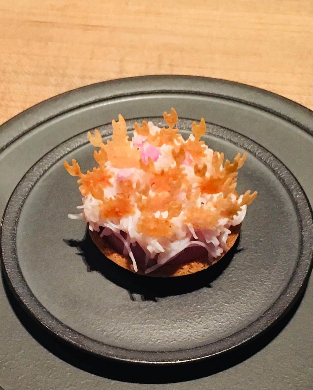 のインスタグラム：「女性たちと一夜限りの食の旅①　~前菜編～  モダン創作フレンチとして名を馳せている、東麻布のCrony(クローニー)へ  透明なガラス張り、緑あふれる白壁とウッディーな外観に吸い込まれるように入店しますと、若々しいスタッフ達のフレッシュなあいさつが響き渡りました。これから始まるコースに一気に胸が高まるばかり。  Cronyとは 「永続的な茶飲み友達」という意味が込められているそう。長く、公私共にお世話になっている女性4名で個室利用させていただきました。あまりにも愉しすぎて時間をすっかり忘れてしまうほど（最終電車ギリギリセーフ、汗）、貴重な体験をさせていただくことになったのです。  Menu　≪おまかせコース18品＋ワインペアリング≫  シャンパーニュ乾杯した後、東京練馬の麦茶が一品目 (お写真　5枚目) 麦茶がスタートメニューということで、Cronyのテーマを体現。小説のプロローグのよう。  ・石川金沢　加賀太胡瓜　アオリイカ (お写真　6枚目)  金沢で暮らしていたころ、加賀太胡瓜は煮込みや炒め物にするので、生では食べないものと勝手にインプットされていましたが、アオリイカとの可憐な一皿になってご対面。ひんやりほろほろと、歯切れのよい爽快さ。  ・北海道十勝のスーパーテクニカルポテチ　トリュフ(7枚目)  ポテトチップスのたまにあるふくらんだところを、技術的にレギュラー再現。香りと食感で、口の中がジャズセッション♬  ・石川　能登　毛蟹と甘えび（お写真　1枚目）  女性陣全員から歓声があがりました。360度、外観を愛でたあとの、口内はWOW！たった数秒でなくなってしまうパラダイス銀河＾＾  ・栃木宇都宮　卵のパンケーキ　牛ほほ　黄ズッキーニ(お写真　8枚目)  たこやきのようなまるい中には、思いもよらないジューシー感。思わず中身を目で確認してしまいました。  前菜で切ないくらいに心をつかまれ…ワインペアリングへと、づづく。  #crony  #女子会  #時間を忘れる」
