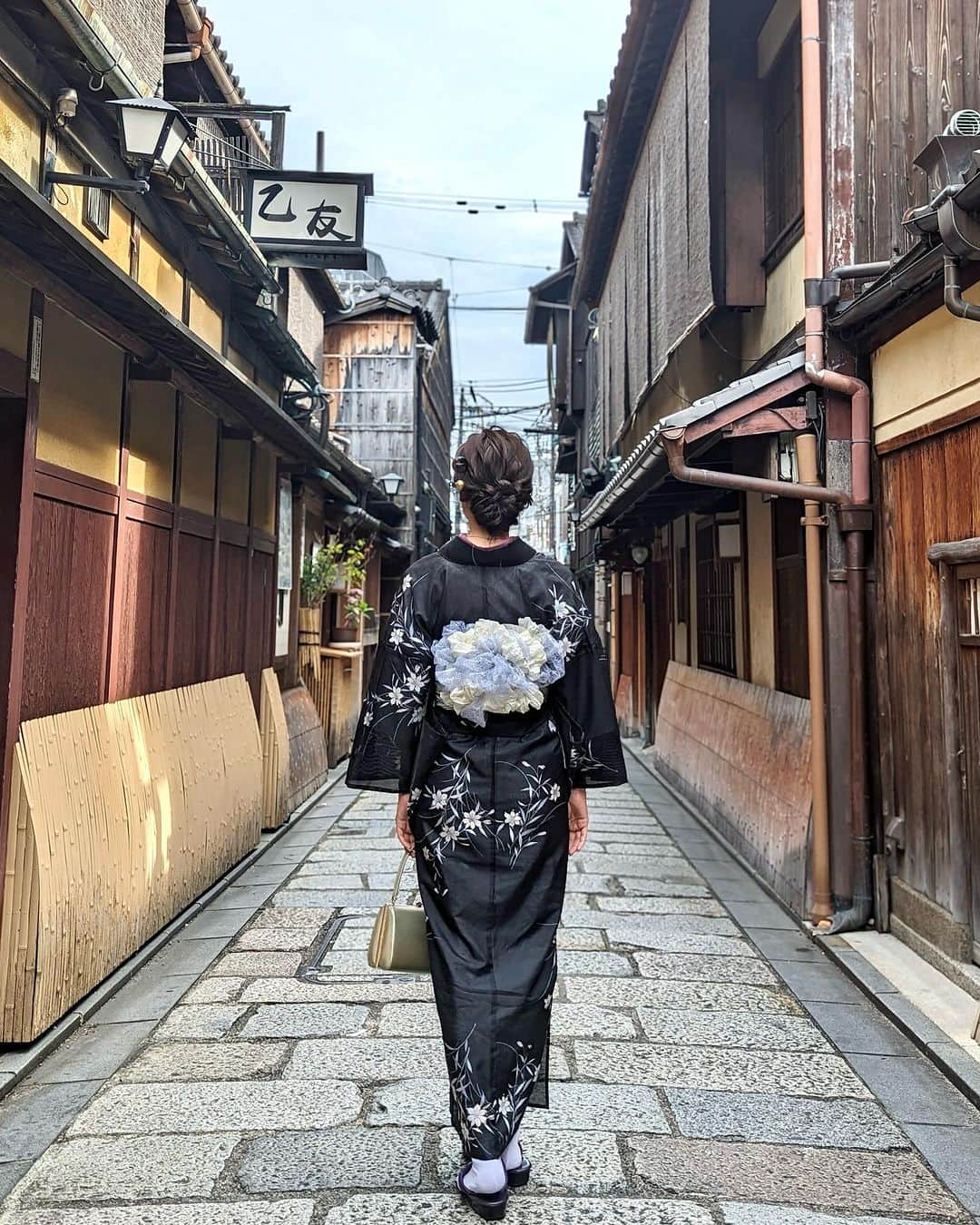 石井里奈さんのインスタグラム写真 - (石井里奈Instagram)「京都は祇園祭ですね♥️ 来年は行ってみたいな〜。 祇園はいついっても風情があって 大好きなところ。 . 先日定期的に通っている @the_roppongi_clinic でシミ取りレーザーとフェイスラインボトックスをしてもらいました✨☺️ おかげで横顔がスッキリ！ いつもメニューは決めずに @dr.sayakanagao にカウンセリングしてもらって決めてます😍 通ってる美容クリニックはここだけ！ぜひカウンセリングいってみてね！1週間のダウンタイム載せとく✌️ . 今日も暑いので熱中症気をつけてね🍑 . #祇園祭 #gion #祇園 #kyoto #お祭り #festival #夏着物 #着物 #kimono #yukata #浴衣 #yukata #japanesegirl #フェイスライン #シミ取り #美容 #美容皮膚科 #kyotokimono #京都着物レンタル」7月16日 12時08分 - ri7tin1025