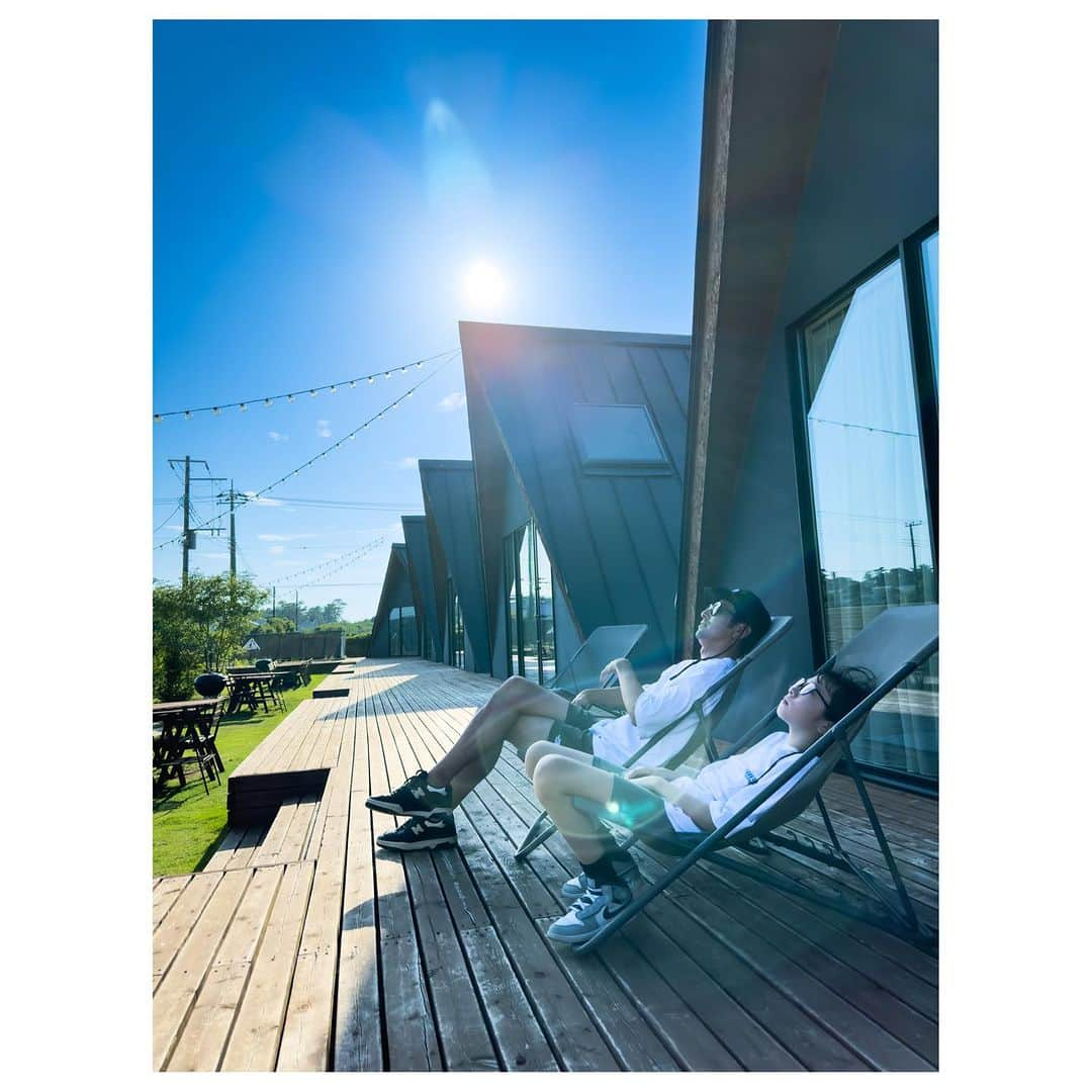 肥野竜也さんのインスタグラム写真 - (肥野竜也Instagram)「＂Family trip＂ @tent.ichinomiya 三角形の「テント」のような形をしたキャビン（部屋） 外観も素敵ですし、部屋内も綺麗で居心地が良く、女性にも子供にも安心して泊まれる施設です。 アメニティも充実している事もですが、シャワーヘッドが"ReFa"だったりと設備がかなり凄い！ とにかく清潔感があり過ごしやすいところでした。 もう少しで夏休み！ オススメ出来るスポットなので、是非検討してみてください〜 ここだけの話…運転や支度など考えるとお父さんには本当オススメですよ！多分疲れが半分くらいに軽減されますw 家族みんながハッピーになれるところです。 ⁡ #家族旅行 #家族 #ファミリー #旅行 #グランピング #テント一宮グランピングリゾート #夏休み #夏休みオススメ #tent #tentichinomiyaresort #familytrip #trip #vacation #emifamtrip #glamping」7月16日 12時14分 - tatsuya_hino