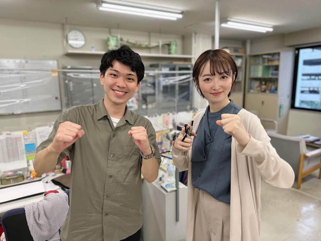 松田愛里のインスタグラム：「藤田アナ、 おかえりなさい〜！  元RNCアナで１つ先輩の藤田崇寛アナが、 先週久しぶりに会社へ✈️  この日のevery.フライデーは 長く番組を担当していた藤田先輩が見学していた為、 少し緊張したMCでした🫡（笑）  フリーで大活躍の先輩からパワーをもらいました！  #ポーズの正解がわからないこの頃 #先輩 #アナウンサー #西日本放送 #岡山 #香川」