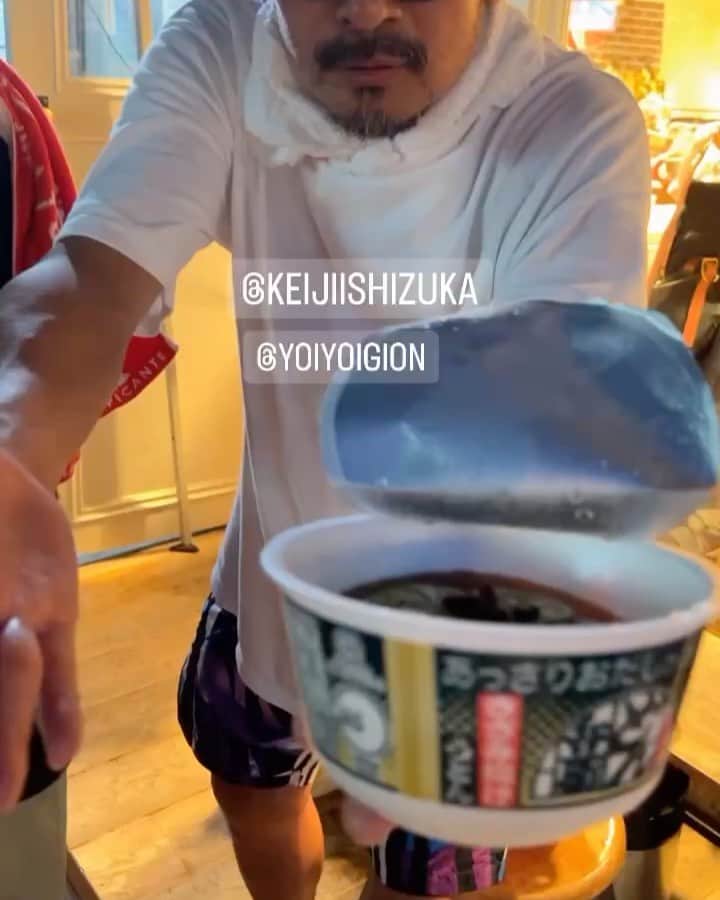 石塚啓次のインスタグラム：「祇園祭今日宵山の16日日曜日の18時からCASINO CLUB前(蛸薬師麩屋町東入ル)で売り切れゴメンスタイルで京都の飲食業界の怪物こやーん対石塚啓次で勝負します！ペヤングじゃなくてコヤング対緑のどん兵衛じゃなくて緑縛りのヴェルディうどん！(すだちいり) 是非来てください！ ヴェルディうどん仕入れ失敗して数量全然ないので多分売り切れてます、、、 まぁ酒もあるので楽しい時間過ごしましょう！  仕入れは親戚の寺町の八百廣さん 仕込みは嵓ん家で！  CASINO CLUB前(蛸薬師麩屋町東入ル) 京都市中京区蛸屋町152  (こやーん) 酒と肴 MURO 京都市東山区六軒町２０６−１ どんぐり会館 2F  串揚げとおでん コムロテツヤ 京都市中京区西ノ京職司町２６  おでん　MURO 京都市中京区壬生坊城町３−３  スナックボーイミーツガール 京都市中京区壬生坊城町３−３　2F  鉄板酒場 夷川セカンド 京都市中京区蒔絵屋町２５４  炭火串焼 チャブヤ 京都市下京区西前町３６７−７  串揚げ専門店 コテツ 京都市下京区船頭町２３２−２  (石塚) YOIYOIGION宵宵祇園 Av. Diagonal, 383,Barcelona  #石塚啓次 #YouTube #宵宵祇園  #yoiyoigion  #ブエナビスタデポルテ #buenavistadeporte #バルセロナ」