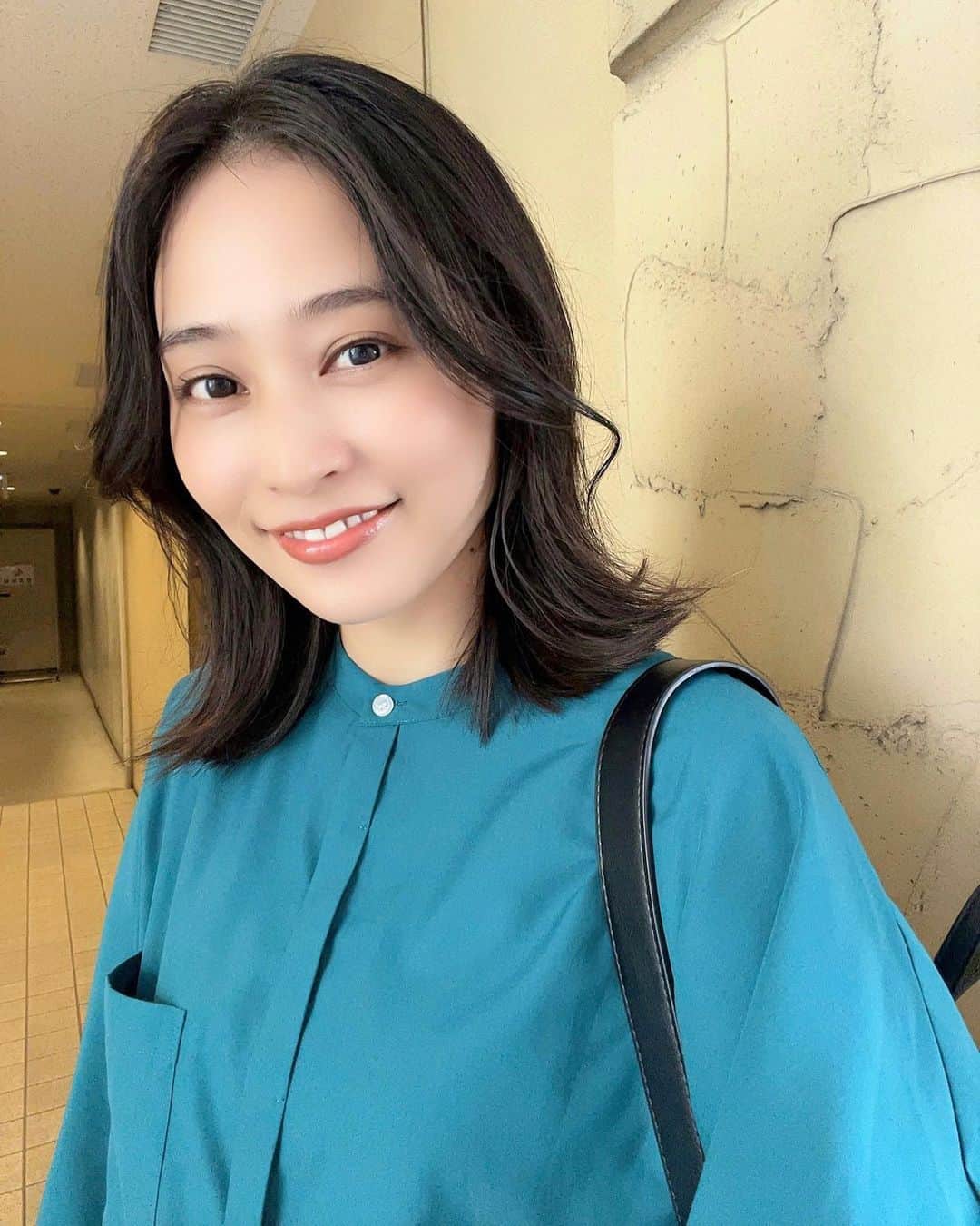 前田友香のインスタグラム：「出来る女風 この前髪の流れ好き❤︎ アヤカちゃんみたいで嬉し❤︎❤︎❤︎  自分ではこんなにうまく出来んのよ 練習やな✌️  #ヘアスタイル #ミディアムヘア」