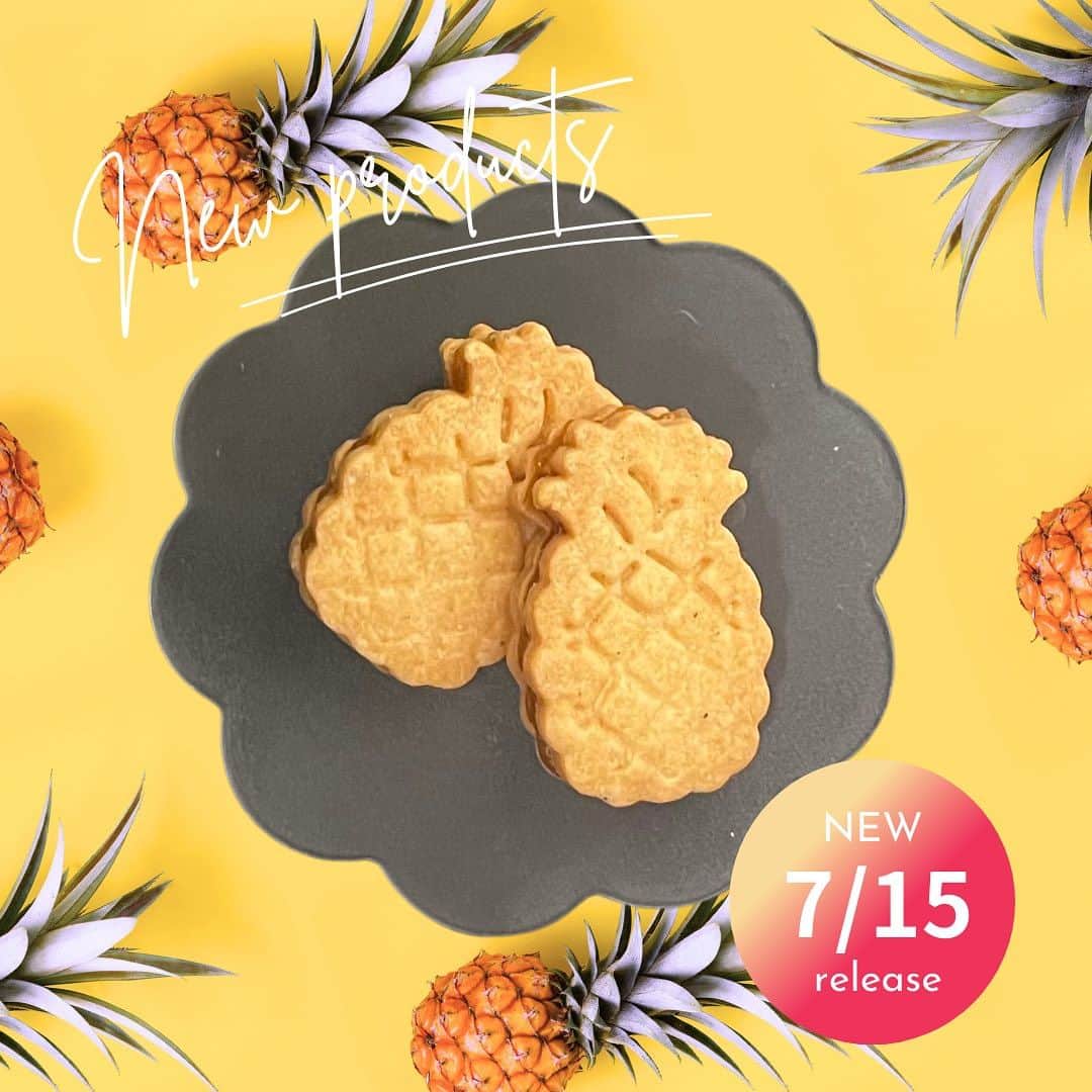 Enchantéeのインスタグラム：「. . . 復刻販売♡ . パイナップル型のクッキーに 甘酸っぱいパイナップルのジャムを挟んだ 優しい味わいのクッキー🍍  プリオオンラインにて好評発売中です！  . . . #パイナップル #ジャムサンド  #おやつの時間 #お手土産  #リーポール #Lipore #可愛いお菓子  #クッキー #お取り寄せスイーツ  #美味しいもの大好き」