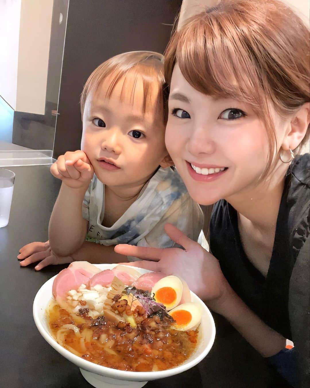 長谷川真美さんのインスタグラム写真 - (長谷川真美Instagram)「#麺活 🍜  高田馬場・早稲田エリア 龍の羽　時色さんへ💕 @ryunohane_toiro  すごいビジュアルでしょ？！ ここでしか味わえない 龍鱗（うろこ）をトッピングしたの💡  みじん切りした豚背油と鶏軟骨を 風味付けし焦がしたものを 目の前でぶっかけてくれるて ジュワーっとした音と一緒に ブワッと香る風味！！！ これがまた絶品で😆😆😆  醤油ラーメンが一気にジャンキー？！？！ っと思いきや、思ったよりそんなことなくて💡 ペロリと食べてしまったよ笑 麺は細麺・中太麺選べて中太麺にしたよ💓  ベースは琥珀醤油ラーメン🍜 煮卵とチャーシュー3枚に筍が🎍 種類豊富でカスタムも豊富ですごい🫶  そしても一つオススメは 釜焼き雑炊セット！！！ 釜で熱した白米に卵を乗せて ラーメンの残りスープを 自分でかけて雑炊を完成❣️  実は…なぜか動画が撮れてなくて💦 熱々の釜でジューっと スープがグツグツとなって コチラも音、香り、ビジュアルもグッド🙆‍♀️  きゅう君も大喜びで 親子で美味しくいただきました😋💓  PR @ryunohane_toiro #早稲田ラーメン #創作ラーメン #高田馬場グルメ #早稲田グルメ #麺スタグラム #龍の羽 #高田馬場ラーメン」7月16日 12時33分 - maami.hase