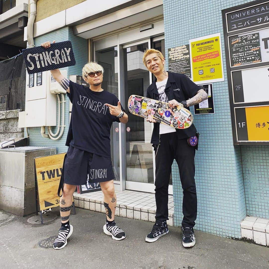 のインスタグラム：「【札幌サウシュー写真展 &STINGRAY4日目！】 19時まで！明後日までススキノのTWLV(トュエルブ)にて(中央区 南7条西3丁目2-15 ユニバーサルアテネビル3F)お待ちしてます！僕は全日程ワンオペでずっと居ます！買い物や旅行がてらやJOIN ALIVE前後に！STINGRAY新作オススメはTシャツ&短パン！ヒゴさんのRISKのPOPUPも明日まで！(初北海道！)  #stingray #streetfashion #dot  #ドット #札幌  #ストリート　  #oneokrock  #ストレイテナー #fomare  #プッシュプルポット #androp #thebackhorn #ビレッジマンズストア #thepillows #ren  #frontierbackyard  #dopingpanda  #hawaiian6  #thebandapart #fomare」