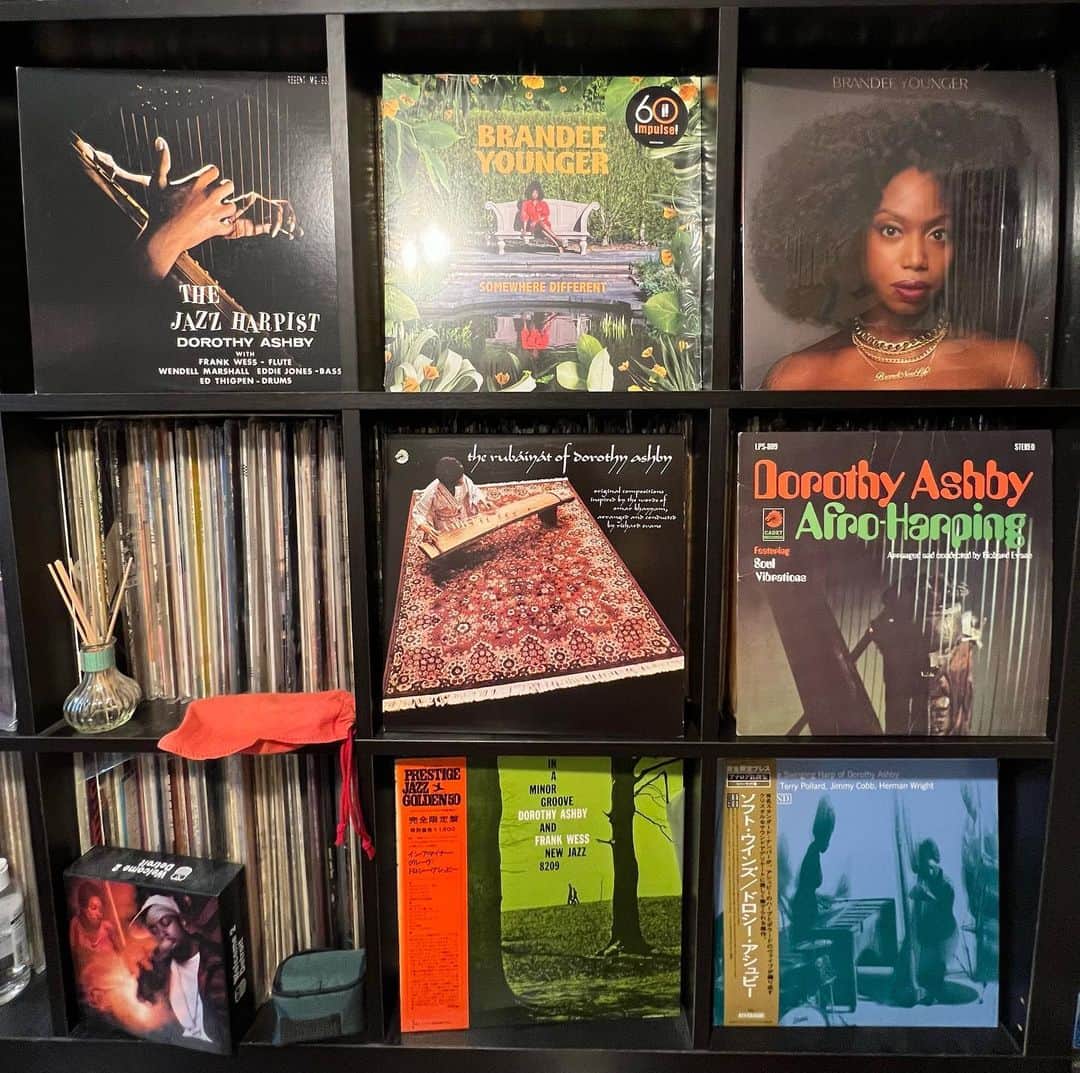 SWING-O a.k.a. 45のインスタグラム：「たまにはレコード紹介 黒人女性ジャズハーピストは #DorothyAshby が唯一無二と思ってたら、最近 #BrandeeYounger って方が大活躍中だったのを不勉強ながら今更知りました。早速LPで購入。  熱い日々ですが、ハープの音は日陰で佇んでいるような清涼感があるよ。  そんな話を俺のノートとブログに記してます  https://note.com/swingo45/n/na6b63a737522」