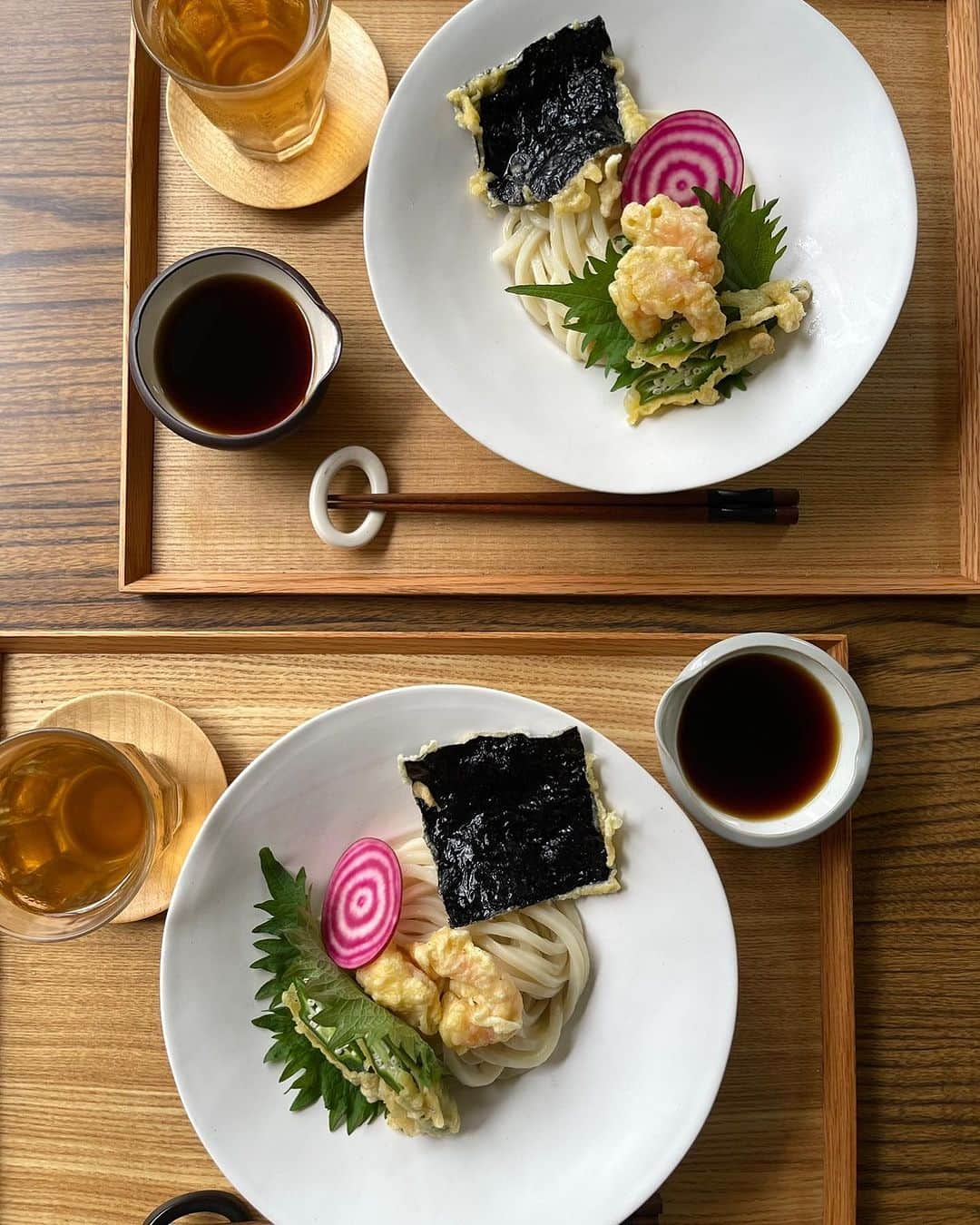 Chinamiのインスタグラム：「収穫した大葉とオクラに、どんなお料理がいい？とたずねてみたところ、ぶっかけうどんは？と言ってくれたので、じゃそうしようと早速作ったお昼ごはん🥢笑  #野菜と会話  #家庭菜園 #野菜」