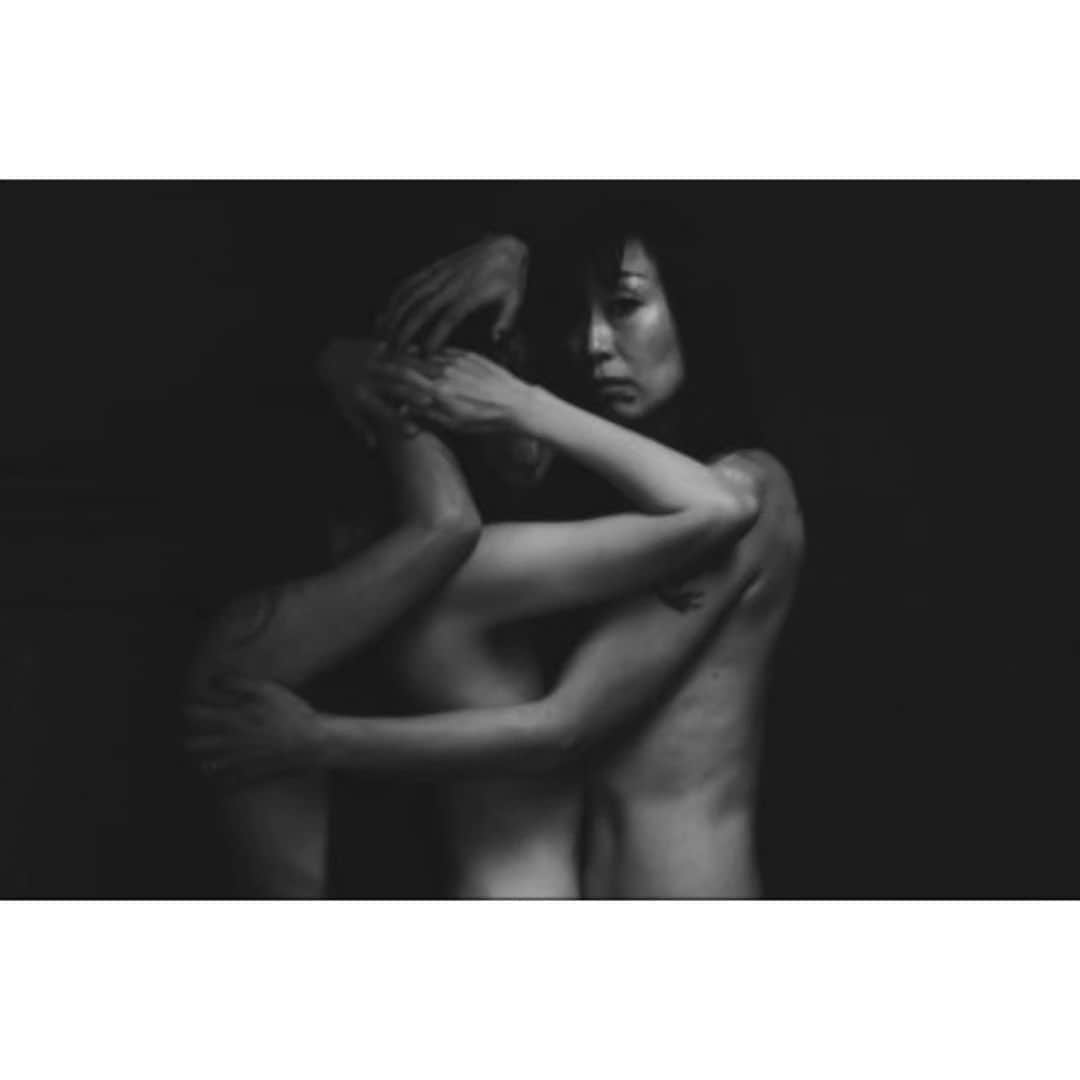 大塚咲のインスタグラム：「SAKI OTSUKA同時開催写真展  ⬜「私達は共鳴している」 UltraSuperNewGallery  @ultrasupernewgalleryjp 8/4-8/10(8/4オープニングパーティー18:00-21:00)  ⬜「ひとつの愛しいところ」 Jinny Street Gallery @jinny.gallery 8/4-9/1  "女性が被写体になる時、それはデモだ。女性が裸になる時、それは強さだ。"   When a woman is the subject, it's a demo. When a woman is naked, it is strength.」