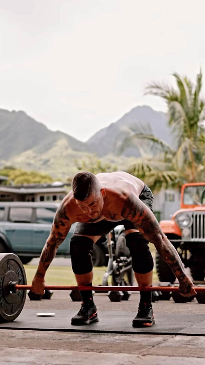 ザッキー・ヴェンジェンスのインスタグラム：「Thiccc season baby! #snatchdeadlift #hawaii #tattoos #oahu 📸 @stephenxstover」