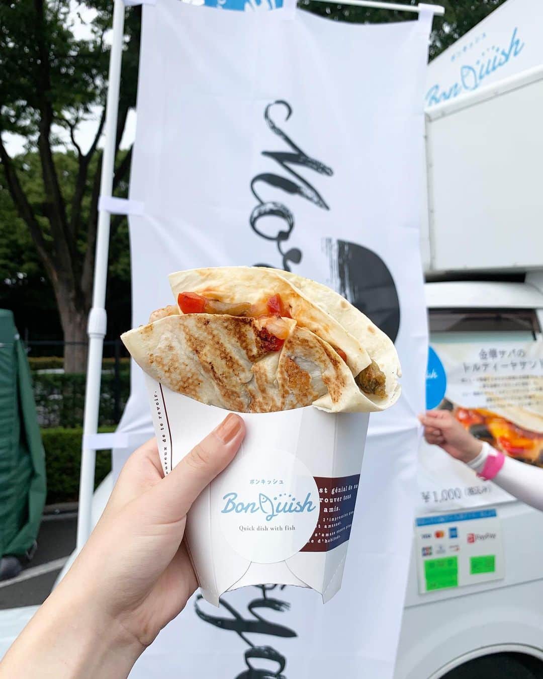 のインスタグラム：「・ ・ 今日も朝5時〜 生放送ありがとうございました！  さて、昨日からスタートした 「J-WAVE presents  INSPIRE TOKYO 2023」！！  初日行かれた方、今日行く方、最終日の明日行くよーって方 たくさんいることでしょう！！  そんなINSPIRE TOKYOでは、 J-WAVEの各番組が、 フードエリアに出店する各店舗とコラボします！  我らが「MORNING VOYAGE」は 国産の新鮮な魚介類を厳選した、 おさかな料理の定期便 Bon Quish（ボンキッシュ）とコラボします！ 提供されるメニューは金華サバをたっぷり使用した、 「カレー風味のホット・トルティーヤ・サンド」！  このイベント限定のメニューですので、ぜひ会場でお楽しみください！    そして、Nico先輩が作ってくださった「MORNING VOYAGE」のオリジナルTシャツをINSPIRE TOKYOの マーケット会場、代々木競技場第一体育館周辺エリアの オフィシャルグッズブースにて、 毎日11時から販売します！  サイズはMとLで、今回は白と黒を同時販売します！  お値段は1枚3500円。お一人様2枚まで購入できます。  今回も超数量限定なので、この機会に是非ゲットしてくださいね♡  ちなみに私は昨日会場に行ってきました！！  このトルティーヤサンド絶品😋！！  生地がモッチモチで、食感のいいお野菜とジューシーなカレー風味の金華サバが相性抜群でした！！ チーズのアクセントも最高なのです… お酒とも相性いいと思う！ ボリュームあるので食べ応えもありますし、私はお家に帰ってから残りの半分を食べたのですが冷めても美味しかった！  是非お立ち寄りくださいませ〜🩷  お店の方も本当に素敵な方々で お腹も心も満たされました♡ Bon Quishの皆さま、 暑い中本当にありがとうございます😭  今朝Twitter見ていたら Tシャツ買ったよ！！ 金華サバ買ったよ！！ とたくさんのメッセージが… 本当に愛されている番組だなぁと うるっとしてしまった😢  リスナーの皆さま、いつも本当にありがとうございます🩷  INSPIRE TOKYOは明日まで！！ 是非お楽しみください♪  今日はかなり暑いので、 水分、塩分補給心がけてくださいね♡  #jwave #morningvoyage #inspiretokyo2023  #BonQuish #ボンキッシュ #写真の際にのぼり旗が見えるようにと旗を支えてくださったお店の方 #ありがとうございました😭✨」