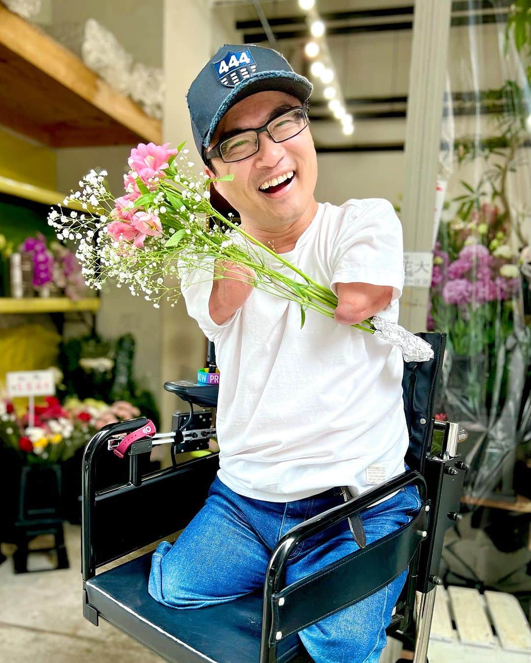 乙武洋匡のインスタグラム：「めずらしく、自宅に花を買ってみた💐  リビングに彩りが生まれた🪷  #花のある暮らし #花のある生活」