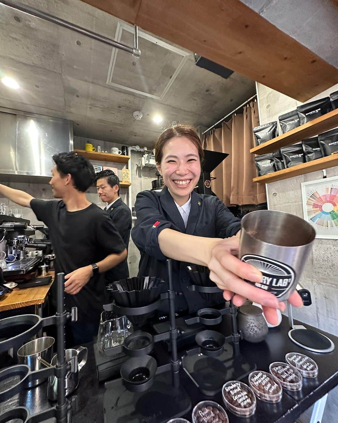 吉田ちかさんのインスタグラム写真 - (吉田ちかInstagram)「I’m in Osaka!! First stop? Barista Map Coffee Roasters!!  着いたらまずはここ！ @baristamap.coffee_osaka   久しぶりに @shinsaku_samurai さんのcoffee shopに行って来ました😆 Shinさんは、メルボルンでプチ移住した時に出会ったバリスタの方でラテアート世界チャンピオン😳今は大阪でめっちゃカッコいいコーヒースタンドをやっています！  目指せミシュラン！今のところミシュランにカフェはないみたいですが、だからこそチャレンジしたい！Shinさんの熱い想いとガッツにまたまた沢山の刺激をもらいました😆❤️  私はエスプレッソトニックを頂いたのですが、暑い日に最高！！そして、ここのは別格！！  近くにいらしたら是非飲みに行ってください😆❤️皆さんの笑顔がとにかく素敵✨ 外国のお客さんも多く、英語が飛び回っていて楽しい雰囲気です💕」7月16日 12時59分 - bilingirl_chika