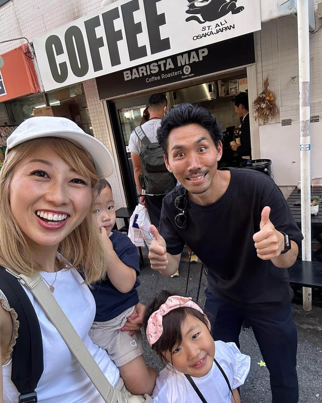 吉田ちかさんのインスタグラム写真 - (吉田ちかInstagram)「I’m in Osaka!! First stop? Barista Map Coffee Roasters!!  着いたらまずはここ！ @baristamap.coffee_osaka   久しぶりに @shinsaku_samurai さんのcoffee shopに行って来ました😆 Shinさんは、メルボルンでプチ移住した時に出会ったバリスタの方でラテアート世界チャンピオン😳今は大阪でめっちゃカッコいいコーヒースタンドをやっています！  目指せミシュラン！今のところミシュランにカフェはないみたいですが、だからこそチャレンジしたい！Shinさんの熱い想いとガッツにまたまた沢山の刺激をもらいました😆❤️  私はエスプレッソトニックを頂いたのですが、暑い日に最高！！そして、ここのは別格！！  近くにいらしたら是非飲みに行ってください😆❤️皆さんの笑顔がとにかく素敵✨ 外国のお客さんも多く、英語が飛び回っていて楽しい雰囲気です💕」7月16日 12時59分 - bilingirl_chika