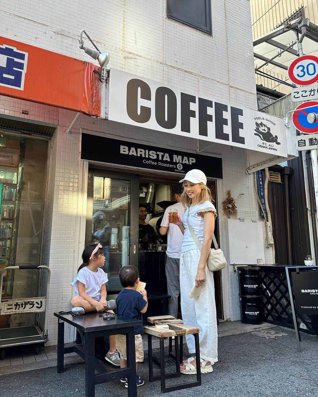 吉田ちかさんのインスタグラム写真 - (吉田ちかInstagram)「I’m in Osaka!! First stop? Barista Map Coffee Roasters!!  着いたらまずはここ！ @baristamap.coffee_osaka   久しぶりに @shinsaku_samurai さんのcoffee shopに行って来ました😆 Shinさんは、メルボルンでプチ移住した時に出会ったバリスタの方でラテアート世界チャンピオン😳今は大阪でめっちゃカッコいいコーヒースタンドをやっています！  目指せミシュラン！今のところミシュランにカフェはないみたいですが、だからこそチャレンジしたい！Shinさんの熱い想いとガッツにまたまた沢山の刺激をもらいました😆❤️  私はエスプレッソトニックを頂いたのですが、暑い日に最高！！そして、ここのは別格！！  近くにいらしたら是非飲みに行ってください😆❤️皆さんの笑顔がとにかく素敵✨ 外国のお客さんも多く、英語が飛び回っていて楽しい雰囲気です💕」7月16日 12時59分 - bilingirl_chika