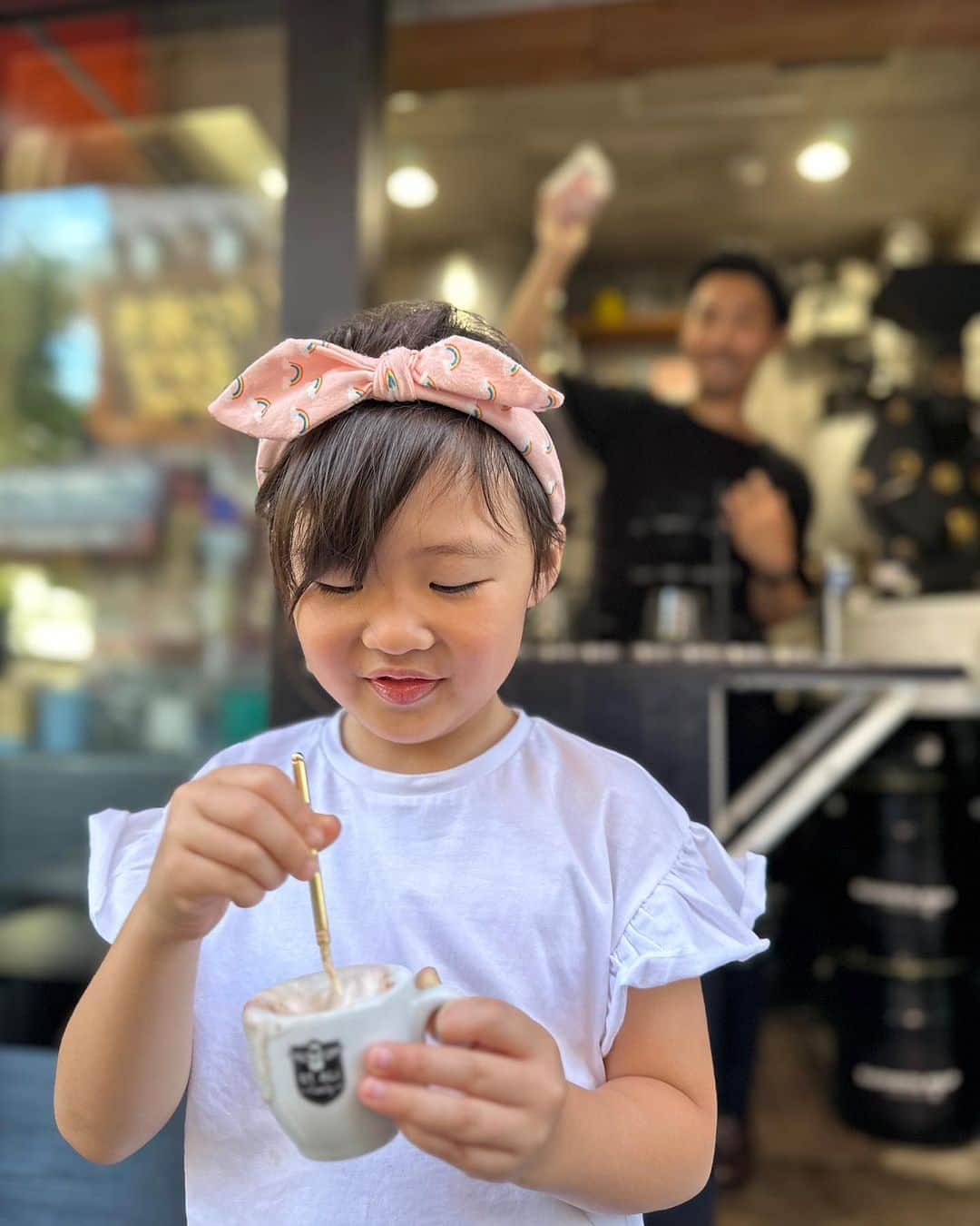 吉田ちかさんのインスタグラム写真 - (吉田ちかInstagram)「I’m in Osaka!! First stop? Barista Map Coffee Roasters!!  着いたらまずはここ！ @baristamap.coffee_osaka   久しぶりに @shinsaku_samurai さんのcoffee shopに行って来ました😆 Shinさんは、メルボルンでプチ移住した時に出会ったバリスタの方でラテアート世界チャンピオン😳今は大阪でめっちゃカッコいいコーヒースタンドをやっています！  目指せミシュラン！今のところミシュランにカフェはないみたいですが、だからこそチャレンジしたい！Shinさんの熱い想いとガッツにまたまた沢山の刺激をもらいました😆❤️  私はエスプレッソトニックを頂いたのですが、暑い日に最高！！そして、ここのは別格！！  近くにいらしたら是非飲みに行ってください😆❤️皆さんの笑顔がとにかく素敵✨ 外国のお客さんも多く、英語が飛び回っていて楽しい雰囲気です💕」7月16日 12時59分 - bilingirl_chika