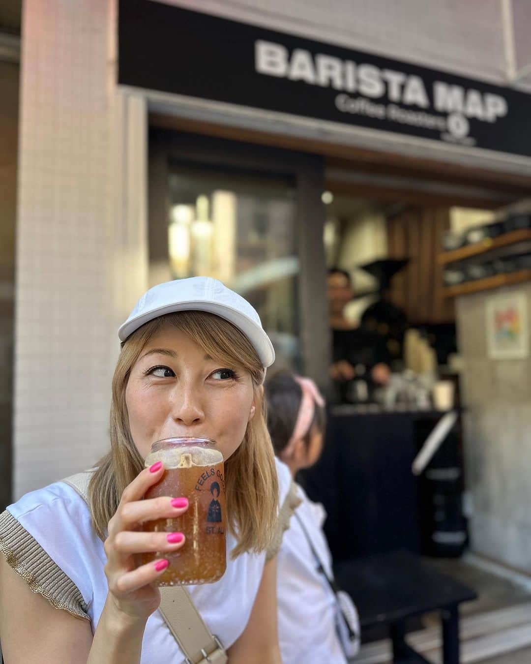 吉田ちかさんのインスタグラム写真 - (吉田ちかInstagram)「I’m in Osaka!! First stop? Barista Map Coffee Roasters!!  着いたらまずはここ！ @baristamap.coffee_osaka   久しぶりに @shinsaku_samurai さんのcoffee shopに行って来ました😆 Shinさんは、メルボルンでプチ移住した時に出会ったバリスタの方でラテアート世界チャンピオン😳今は大阪でめっちゃカッコいいコーヒースタンドをやっています！  目指せミシュラン！今のところミシュランにカフェはないみたいですが、だからこそチャレンジしたい！Shinさんの熱い想いとガッツにまたまた沢山の刺激をもらいました😆❤️  私はエスプレッソトニックを頂いたのですが、暑い日に最高！！そして、ここのは別格！！  近くにいらしたら是非飲みに行ってください😆❤️皆さんの笑顔がとにかく素敵✨ 外国のお客さんも多く、英語が飛び回っていて楽しい雰囲気です💕」7月16日 12時59分 - bilingirl_chika