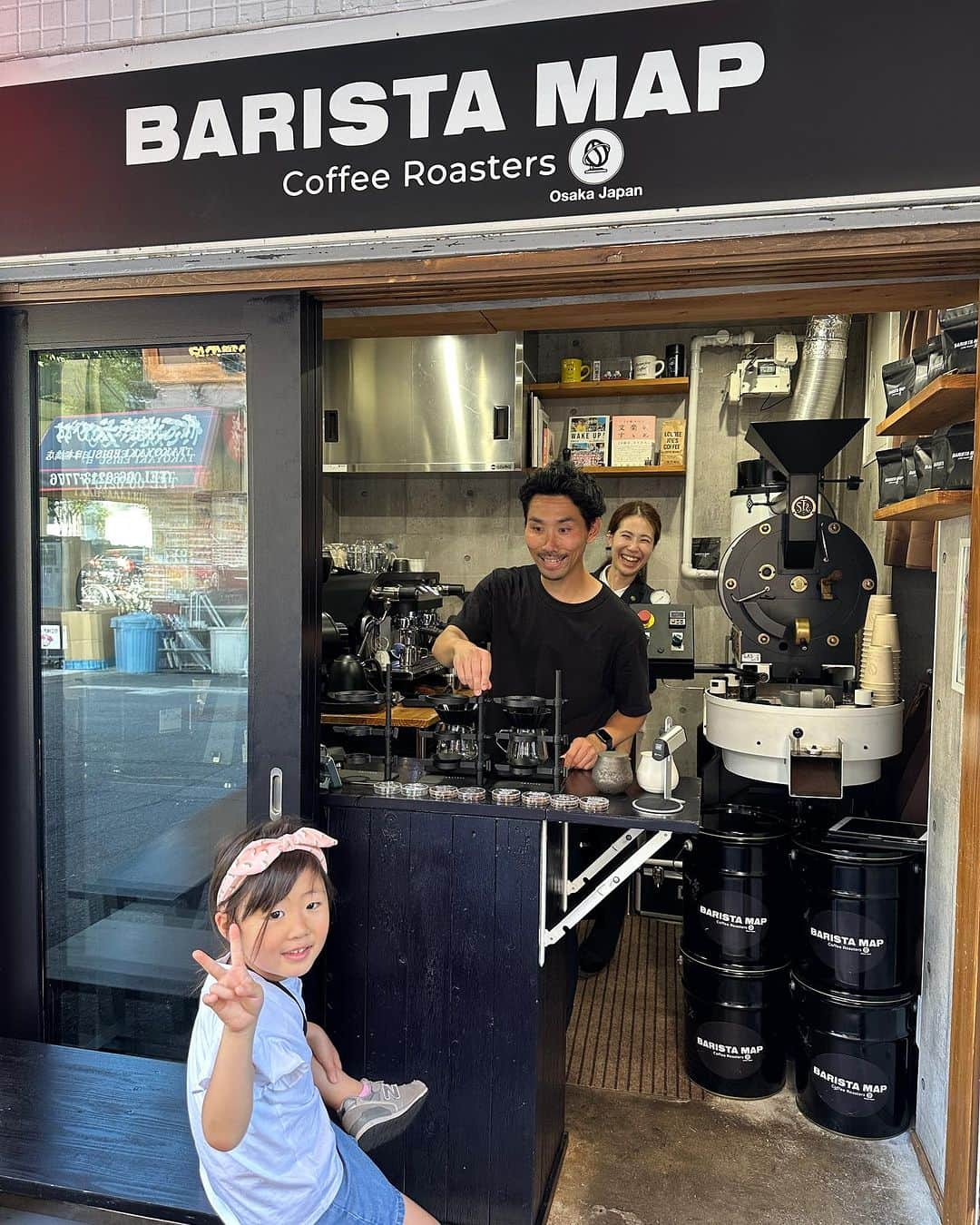 吉田ちかさんのインスタグラム写真 - (吉田ちかInstagram)「I’m in Osaka!! First stop? Barista Map Coffee Roasters!!  着いたらまずはここ！ @baristamap.coffee_osaka   久しぶりに @shinsaku_samurai さんのcoffee shopに行って来ました😆 Shinさんは、メルボルンでプチ移住した時に出会ったバリスタの方でラテアート世界チャンピオン😳今は大阪でめっちゃカッコいいコーヒースタンドをやっています！  目指せミシュラン！今のところミシュランにカフェはないみたいですが、だからこそチャレンジしたい！Shinさんの熱い想いとガッツにまたまた沢山の刺激をもらいました😆❤️  私はエスプレッソトニックを頂いたのですが、暑い日に最高！！そして、ここのは別格！！  近くにいらしたら是非飲みに行ってください😆❤️皆さんの笑顔がとにかく素敵✨ 外国のお客さんも多く、英語が飛び回っていて楽しい雰囲気です💕」7月16日 12時59分 - bilingirl_chika