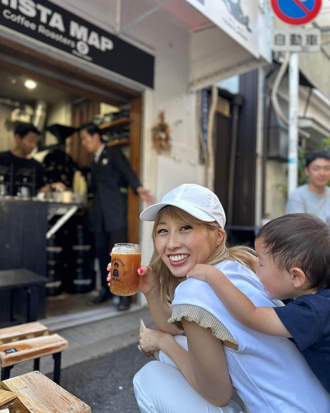 吉田ちかさんのインスタグラム写真 - (吉田ちかInstagram)「I’m in Osaka!! First stop? Barista Map Coffee Roasters!!  着いたらまずはここ！ @baristamap.coffee_osaka   久しぶりに @shinsaku_samurai さんのcoffee shopに行って来ました😆 Shinさんは、メルボルンでプチ移住した時に出会ったバリスタの方でラテアート世界チャンピオン😳今は大阪でめっちゃカッコいいコーヒースタンドをやっています！  目指せミシュラン！今のところミシュランにカフェはないみたいですが、だからこそチャレンジしたい！Shinさんの熱い想いとガッツにまたまた沢山の刺激をもらいました😆❤️  私はエスプレッソトニックを頂いたのですが、暑い日に最高！！そして、ここのは別格！！  近くにいらしたら是非飲みに行ってください😆❤️皆さんの笑顔がとにかく素敵✨ 外国のお客さんも多く、英語が飛び回っていて楽しい雰囲気です💕」7月16日 12時59分 - bilingirl_chika