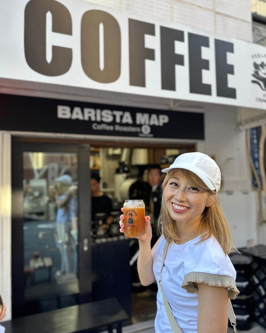 吉田ちかのインスタグラム：「I’m in Osaka!! First stop? Barista Map Coffee Roasters!!  着いたらまずはここ！ @baristamap.coffee_osaka   久しぶりに @shinsaku_samurai さんのcoffee shopに行って来ました😆 Shinさんは、メルボルンでプチ移住した時に出会ったバリスタの方でラテアート世界チャンピオン😳今は大阪でめっちゃカッコいいコーヒースタンドをやっています！  目指せミシュラン！今のところミシュランにカフェはないみたいですが、だからこそチャレンジしたい！Shinさんの熱い想いとガッツにまたまた沢山の刺激をもらいました😆❤️  私はエスプレッソトニックを頂いたのですが、暑い日に最高！！そして、ここのは別格！！  近くにいらしたら是非飲みに行ってください😆❤️皆さんの笑顔がとにかく素敵✨ 外国のお客さんも多く、英語が飛び回っていて楽しい雰囲気です💕」
