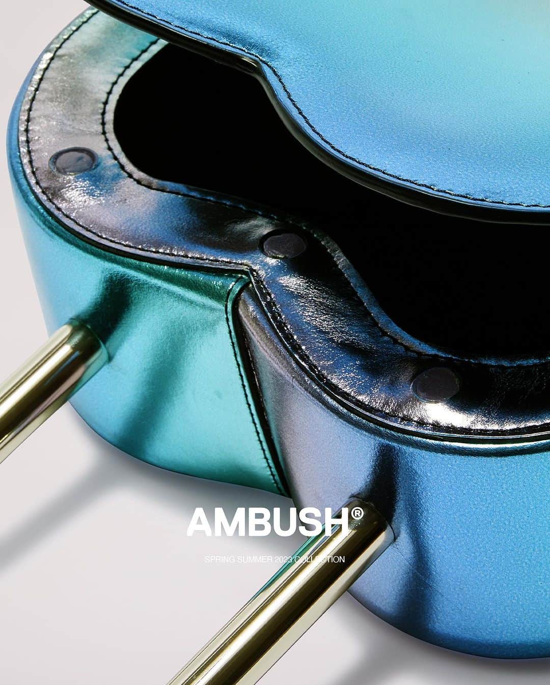 AMBUSHさんのインスタグラム写真 - (AMBUSHInstagram)「#AMBUSH METAL HEART PADLOCK BAG has landed at our WEBSHOP in new iridescent colors. 💙💗✨  Reimagined in a metallic sheen, the signature bag features the AMBUSH® logo at the front and a silver handle, inspired by our classic heart-shaped padlock earrings.」7月16日 13時00分 - ambush_official