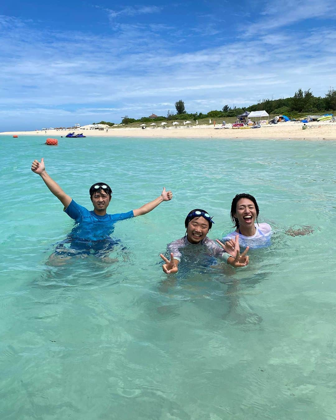 峯村沙紀さんのインスタグラム写真 - (峯村沙紀Instagram)「☀️🏝️💖 ・ ・ 三連休、皆さんいかがお過ごしでしょうか😊 今日は溶けそうなくらい暑いですね🫠 先日の宮古島🏝️💕の綺麗な海で遊んだ時を思い出して涼しさをお届け🩵（届いているかなぁ。。）  谷familyに混ぜていただき、わちゃわちゃずっとしてました😆💕  よっしゃ、、勉強📚がんばろう。  #夏 #宮古島 #海 #沖縄 #来間島 #来間漁港ビーチ」7月16日 13時11分 - minemuuuno.insta