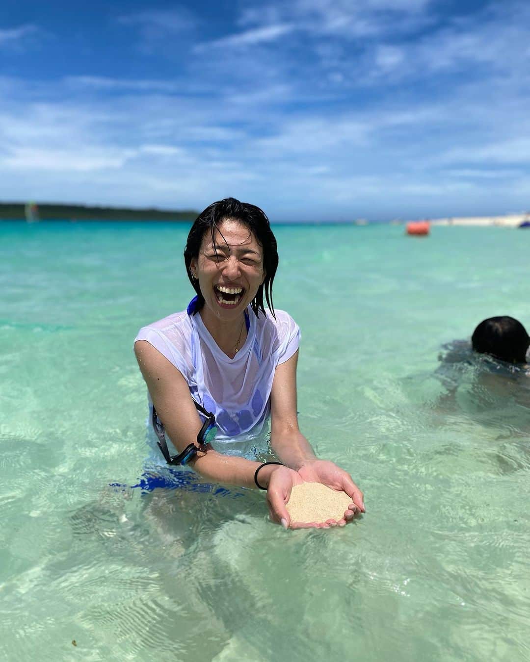 峯村沙紀さんのインスタグラム写真 - (峯村沙紀Instagram)「☀️🏝️💖 ・ ・ 三連休、皆さんいかがお過ごしでしょうか😊 今日は溶けそうなくらい暑いですね🫠 先日の宮古島🏝️💕の綺麗な海で遊んだ時を思い出して涼しさをお届け🩵（届いているかなぁ。。）  谷familyに混ぜていただき、わちゃわちゃずっとしてました😆💕  よっしゃ、、勉強📚がんばろう。  #夏 #宮古島 #海 #沖縄 #来間島 #来間漁港ビーチ」7月16日 13時11分 - minemuuuno.insta
