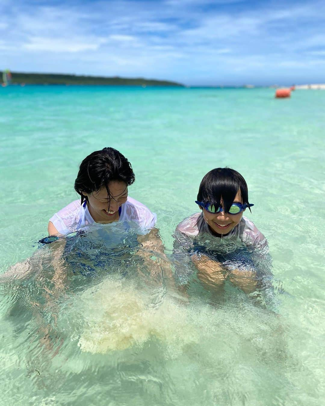 峯村沙紀さんのインスタグラム写真 - (峯村沙紀Instagram)「☀️🏝️💖 ・ ・ 三連休、皆さんいかがお過ごしでしょうか😊 今日は溶けそうなくらい暑いですね🫠 先日の宮古島🏝️💕の綺麗な海で遊んだ時を思い出して涼しさをお届け🩵（届いているかなぁ。。）  谷familyに混ぜていただき、わちゃわちゃずっとしてました😆💕  よっしゃ、、勉強📚がんばろう。  #夏 #宮古島 #海 #沖縄 #来間島 #来間漁港ビーチ」7月16日 13時11分 - minemuuuno.insta