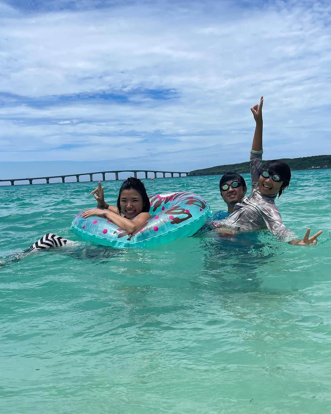 峯村沙紀さんのインスタグラム写真 - (峯村沙紀Instagram)「☀️🏝️💖 ・ ・ 三連休、皆さんいかがお過ごしでしょうか😊 今日は溶けそうなくらい暑いですね🫠 先日の宮古島🏝️💕の綺麗な海で遊んだ時を思い出して涼しさをお届け🩵（届いているかなぁ。。）  谷familyに混ぜていただき、わちゃわちゃずっとしてました😆💕  よっしゃ、、勉強📚がんばろう。  #夏 #宮古島 #海 #沖縄 #来間島 #来間漁港ビーチ」7月16日 13時11分 - minemuuuno.insta