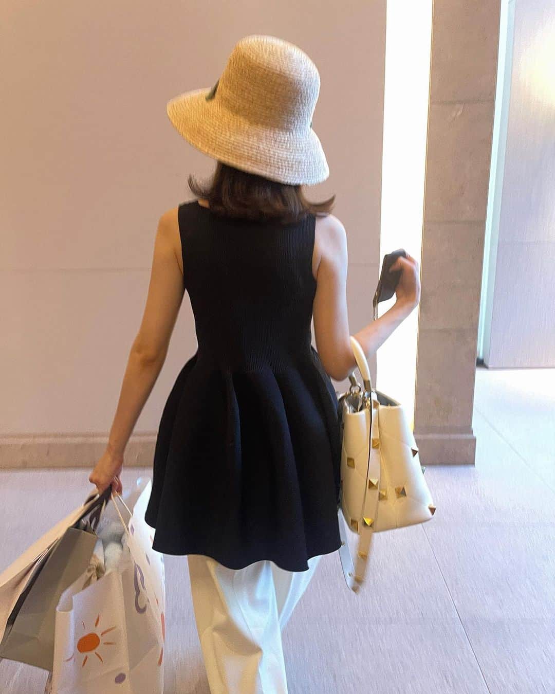 YUYUさんのインスタグラム写真 - (YUYUInstagram)「😮‍💨🌼🌼🌼 ようやく出来たお買い物！可愛いものがありすぎる。たくさんお買い物してきました..はやく着てお出かけしたいな🌼🌼1日のシメはやっぱりお散歩〜🐩(お疲れシモンちゃんを添えて) #DIANASLACKS #Bibiy. #yuyukmtcode」7月16日 13時10分 - yuyukmt