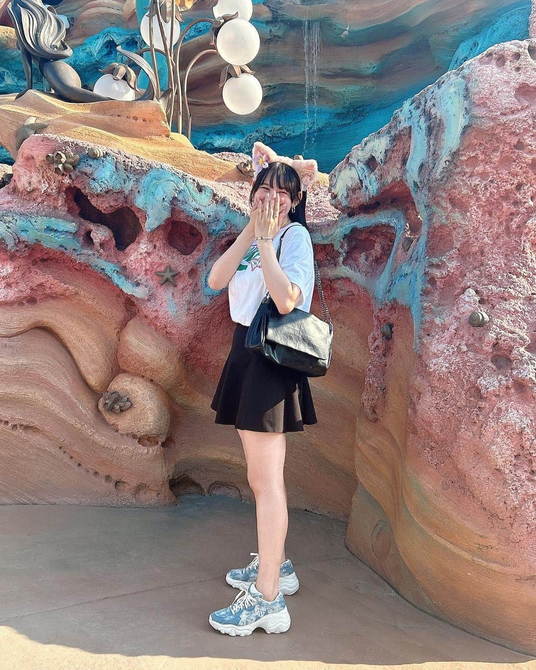 篠見星奈のインスタグラム：「. 🤭😌🎶  #tokyodisneysea #disney #linabell #ディズニーシー #ディズニーコーデ #グラビア #篠見星奈」