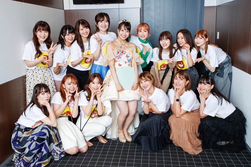 のインスタグラム：「うーか、卒業おめでとう！ 卒業コンサートに呼んでくれてありがとう！！  ¡U-ka! ¡Felicidades por tu graduación!  本当に、本当に、 今までお疲れさま🤍。  今回、全員集まることはできなかったけど うーかの卒業で23人で始まったNMB48 3期生は全員卒業となります。けど、一緒に過ごした時間は人生で一番濃くて、一番の宝物。それは、これからも変わりません。  それぞれの道ではあるけど、 これからも頑張っていこうね。  久々に会ってもなーんにも変わらないわたしたち。  改めて大好きな人達だなぁと思いました。  これからもよろしくね☺️  3期生を応援してくださっていたらみなさま、本当にありがとうございました！ これからもどうぞよろしくお願い致します🤍。  だいすきー！！！！  Ayer se graduó la última compañera de la #3aGeneración de #NMB48 (#YukaKato). Nos reunimos 15 de las que llegamos en 2012 y que crecimos juntas. Algunas hacía mucho que no nos veíamos... y pudimos cantar juntas uno de nuestros temas (Almond Croissant Keikaku).  Todas tenemos sueños, todas tenemos un camino que hacer... Pero todas somos familia. Y no hay nada más fuerte que ello. 💛」