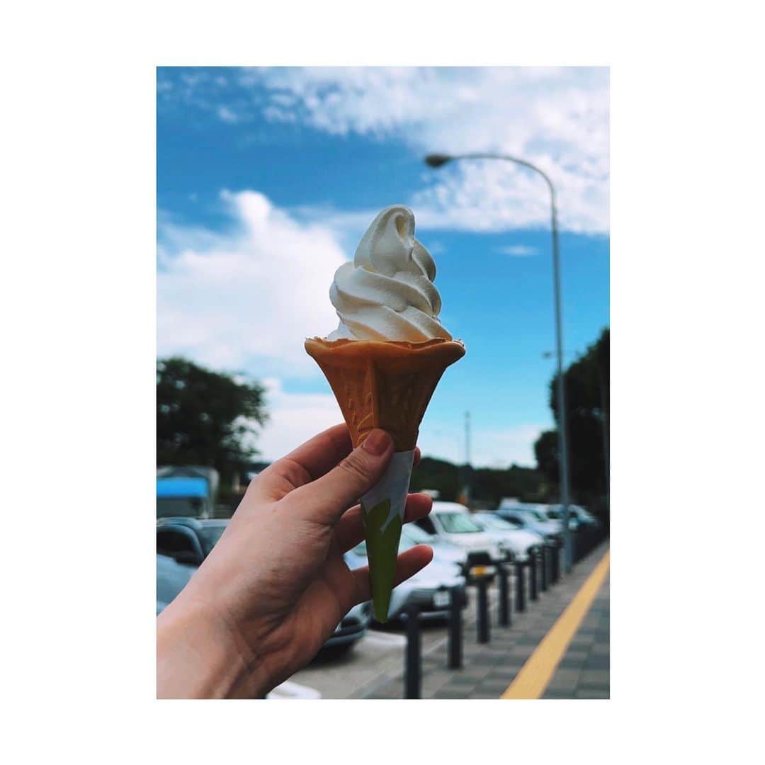 神田莉緒香のインスタグラム：「--- たまに食べるソフトクリームって すんごい美味しい。 それが旅の途中ならなおさら。  私は冒険せずバニラを選ぶっ。  . #ソフトクリーム」