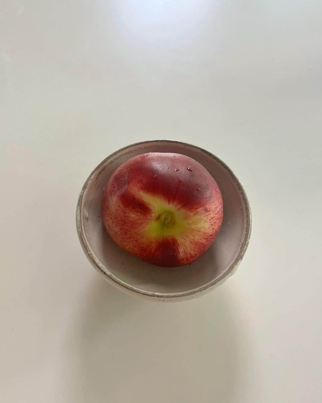 ミナ のインスタグラム：「올해 먹은 여름🍑🍋🌽🥗🍵 제철음식을 먹다보면 계절이 흘러간다 초당옥수수 복숭아 자두 수박 성게알 뱃속에 여름을 가득 넣었다  제일 좋아하는 과일이 말랑말랑한 복숭아인데 올해는 신비복숭아 납작복숭아 황도까지 다양하게 먹었다✨  여름이 가기 전까지 열심히 먹어야지 말랑한 복숭아 최고🍑」
