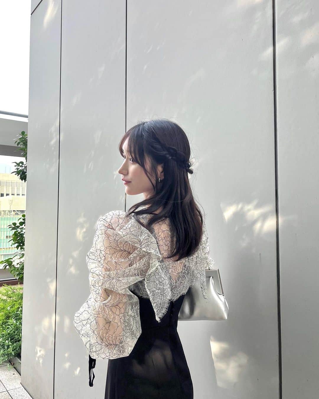 荒山みなみのインスタグラム：「お呼ばれコーデ。💍  ヘアは美容師さんが 最近のお呼ばれセットはあまり フルアップでガチガチにする方は少ないのでと おすすめしてくれたハーフアップに。  最近、夫婦どちらも知り合いの結婚式が多くてすぐ泣いちゃいそうになる。😢笑 素敵だったなぁ。」