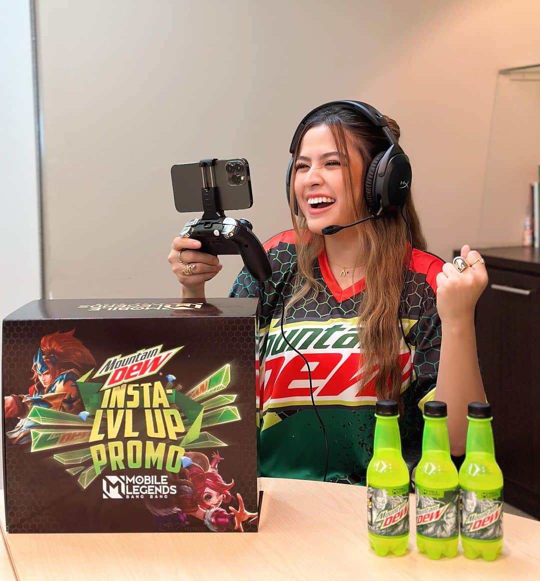 Alexa Ilacadのインスタグラム：「Mga Dewds! 😁 Sali na kayo sa #DewInstaLVLUP promo at sabay-sabay tayong mag-Insta LVL-Up! EZ lang sumali! Just peel the label, and enter the code here m.me/mountaindewph! 💚 Para talagang sumali kayo, bibigyan ko kayo ng boost with this Insta LVL-Up box from Mountain Dew! Para manalo, just tag 3 of your tropa and add the hashtag #DewInstaLVLUP in the comments! Good luck Dewd! 😉😎」