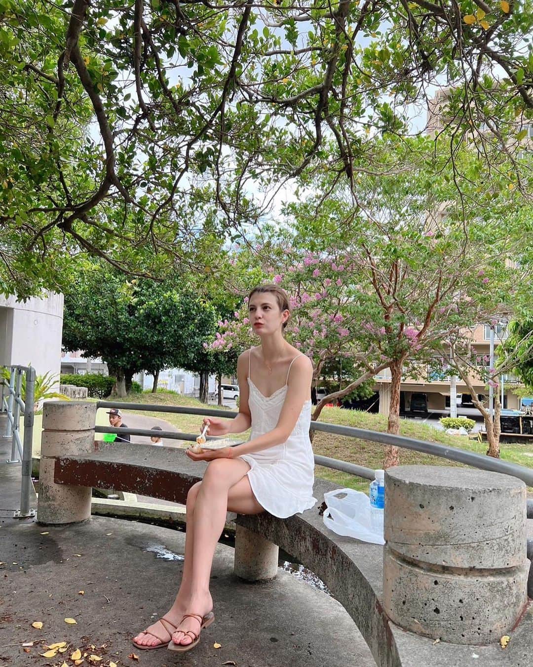 マギーさんのインスタグラム写真 - (マギーInstagram)「早起きしてビーチでひと泳ぎ🏖️ からのタコライスを公園で食べる  私のだいすきな沖縄の過ごし方🫶 W/ @__momonana__   Special thanks #コロナサンセット  お仕事に戻ります🫡」7月16日 13時30分 - maggymoon
