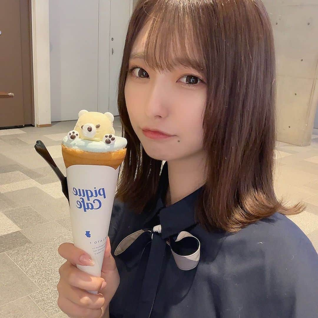 谷口彩菜さんのインスタグラム写真 - (谷口彩菜Instagram)「gelato pique cafe ♡ . 7月14日から8月20日限定の 気になってたシロクマクレープ🐻‍❄️🤍 めちゃくちゃ可愛い🥲🤍 . 水色のクリームはミント味！？ っておもったらレアチーズクリームだった うれしい🥲🤍 (ミント食べれないよ🌱) . 最後の写真はシロクマを 捕食するよ〜の写真🤣🤣 . . #ジェラピケ　#ジェラピケカフェ　#ジェラートピケ　#表参道　#表参道カフェ　#表参道グルメ #表参道ヒルズ　#カフェ活 #クレープ　#シロクマクレープ　#gelatopiqué #crepe #japan #japanesegirl #cafe #omotesando」7月16日 13時45分 - taniguchi_ayana