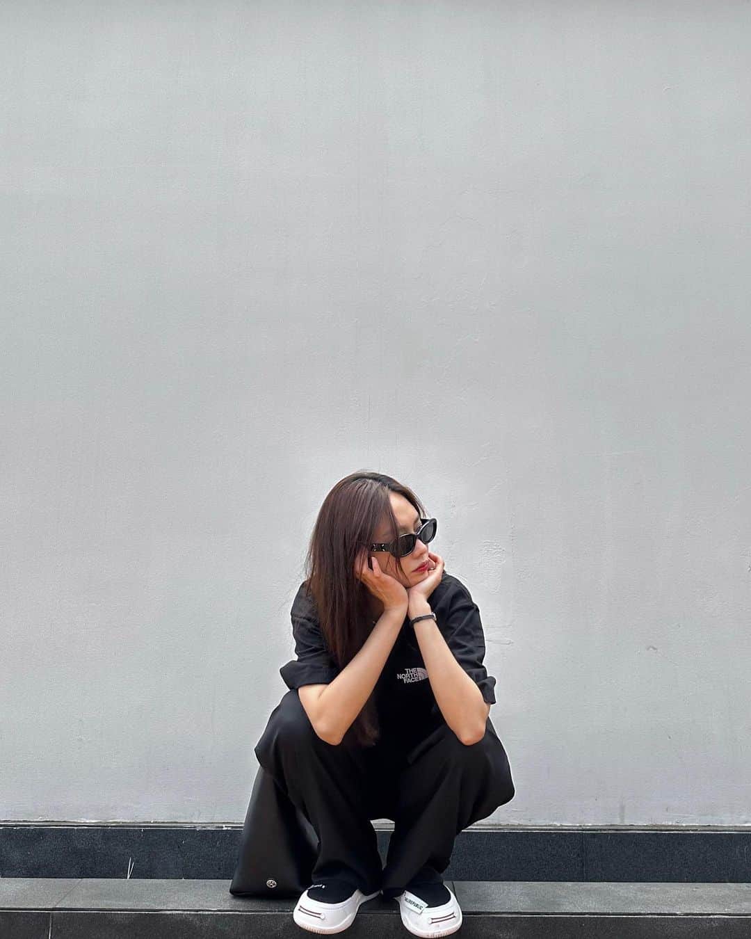 フェイ さんのインスタグラム写真 - (フェイ Instagram)「爱黑白这永恒的经典配色 爱MK这个包超帅超随性 喜欢❤️ #michaelkors」7月16日 13時38分 - ff0427