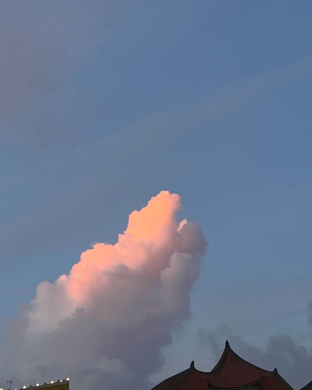 ヒロタナギサのインスタグラム：「No filter🍬🌙✨ これだから夏の空は大好きなんだな〜」
