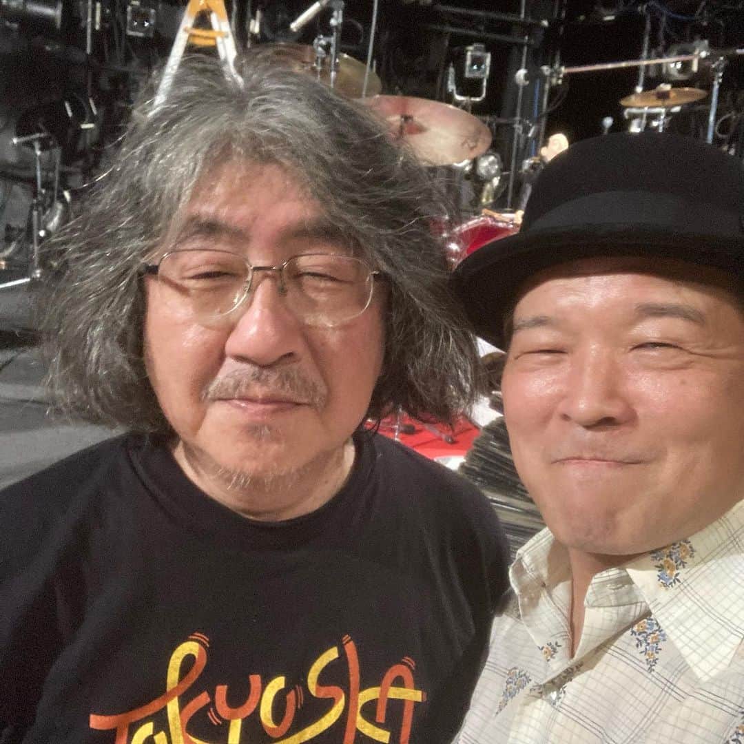 田中和のインスタグラム：「皆さまのお陰をもちまして、最高に素敵なツアーファイナルに相成りました、ホントにホントにどうもありがとうございました！ 思えば勝手にしやがれ25周年でこの流れをキメたかったのですが、未だ伝染病問題へも過敏な頃もあり、なかなかスタッフ・メンバーへも切り出す勇気がなく〜1年半前本日の日程を頂き、先の事とかろくに考えず強行しました。そして丁度アルバム「デカダンスピエロ」のリリース20周年も重なって、楽しい26周年になりました。 そしてステージでは触れられませんでしたが、 ㊗️渋谷クラブクアトロ35周年♪ おめでとうございます‼️ 長きにわたり勝手にしやがれの節目を彩ってくれる素敵空間なんです。 改めて、 日頃応援してくれてる皆々様を筆頭に、 クアトロスタッフの皆様、 礒辺筆頭にホットスタッフの皆様、 音響・田口さん、 照明・一瀬さん、 受付・若さま、 写真・大野くん、 舞監・ケンジ、 物販クルー、 武藤くん筆頭に勝手メンツ、 B.Saxケイタ、 バンド関係の仲間各位、 そして、この7/15押さえてくれたヒゲ、 日頃関わってくれている媒体関係者の皆々様、 この場を借りて、感謝しています、 ありがとうございました。 #勝手にしやがれ #ネオデカダンスピエロツアー #渋谷クラブクアトロ  #勝手にしやがれ26周年  #渋谷クラブクアトロ35周年」