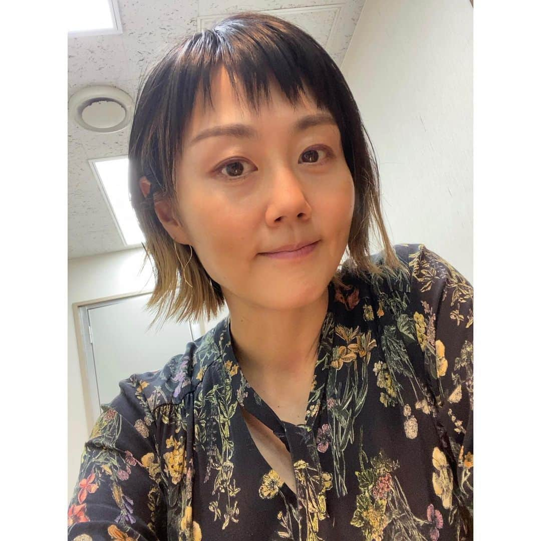 新井麻希さんのインスタグラム写真 - (新井麻希Instagram)「* 危険な暑さですね🥵  さて、およそ2ヶ月ぶりの仕事でした！いつも、夏休みや冬休みなど休みを頂いたあと、仕事復帰の時はドキドキです。  雑談の中での切り返しで面白いこと言わなきゃ、冗談に対して冗談で返さなきゃ、とか、リズム掴むのにちょっと時間かかるのですが、今日は意外と穏やかに会話に入って行けました笑笑！  それはさておき、 「スポーツ酒場　語り亭」 今回は、セパ共に大混戦のプロ野球です！開幕前の皆さんの予想を見ながら前半戦を振り返り、後半のキーマンを伺いました⚾️  酒場のお馴染みのメンバーで、楽しかった！  放送は、7月18日(火)20時からです！  是非ご覧ください😊  久しぶりにフルメイクしたのでドヤ顔で自撮りもしたぜ！本当はクタクタで目の下のクマもやばいが、程よくとばしてくれて、アプリ、、、ありがとう🙏😏  #スポーツ酒場」7月16日 13時54分 - makiarai58