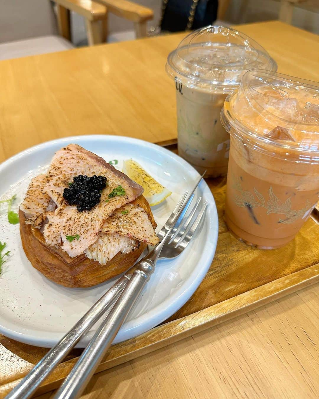 白石明日香さんのインスタグラム写真 - (白石明日香Instagram)「バンコクでカフェ巡り🇹🇭 オシャレなカフェたくさん発見しました☕️ Nana Coffee Roaster Ari 音楽も素敵だし、テラスも綺麗だし、メニューもたくさんあってとってもお勧めです✨  食事も美味しいし、久しぶりのバンコク満喫してます❤️ 東京より暑くなくて気温の割に過ごしやすいです🙋‍♀️  #ブレア #ブレア銀座 #blair #クラブ #明日香vlog #vlog #YouTube #バンコクカフェ #バンコク #bangkok #タイ #thai #カフェ巡り」7月16日 13時47分 - asuka_blair