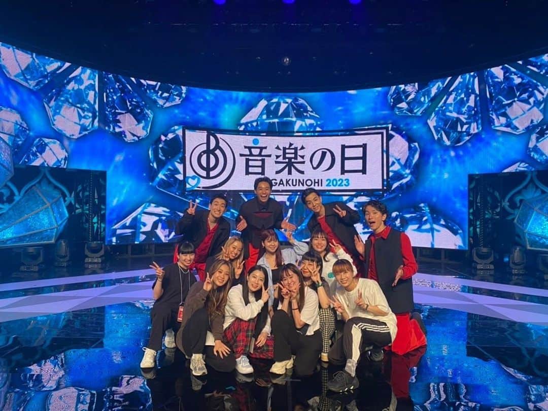 shojiのインスタグラム：「#音楽の日 最強アシスタントのみんなに大きな拍手を👏 50人を超えるアシスタントが、全ての振付と構成を覚えて動いてくれました！ 当日参加組しか写真撮れませんでしたが、全員俺より振り覚え早いし、修正への変化も凄いし、俺より優秀なダンサー達です🔥  こうゆう大きな企画には、表には出なくても、日々汗をかいてくれている人達が沢山います！ そんな人達の想いも、ステージを通して皆さんに届くといいなと思っています❤️‍🔥  改めて、アシスタントのみんなありがとう！ 全てのスタッフチームに大きな拍手を👏👏👏👏👏👏👏👏👏👏👏👏👏👏👏👏👏👏👏👏👏👏👏👏👏  #stkgz #シッキン #シットキングス #shoji #持田将史 #音楽の日　#ダンスコラボ　#ダンスGIFTLIVE #優秀過ぎるアシスタント達 #番組スタッフのみなさん本当にありがとうございました」